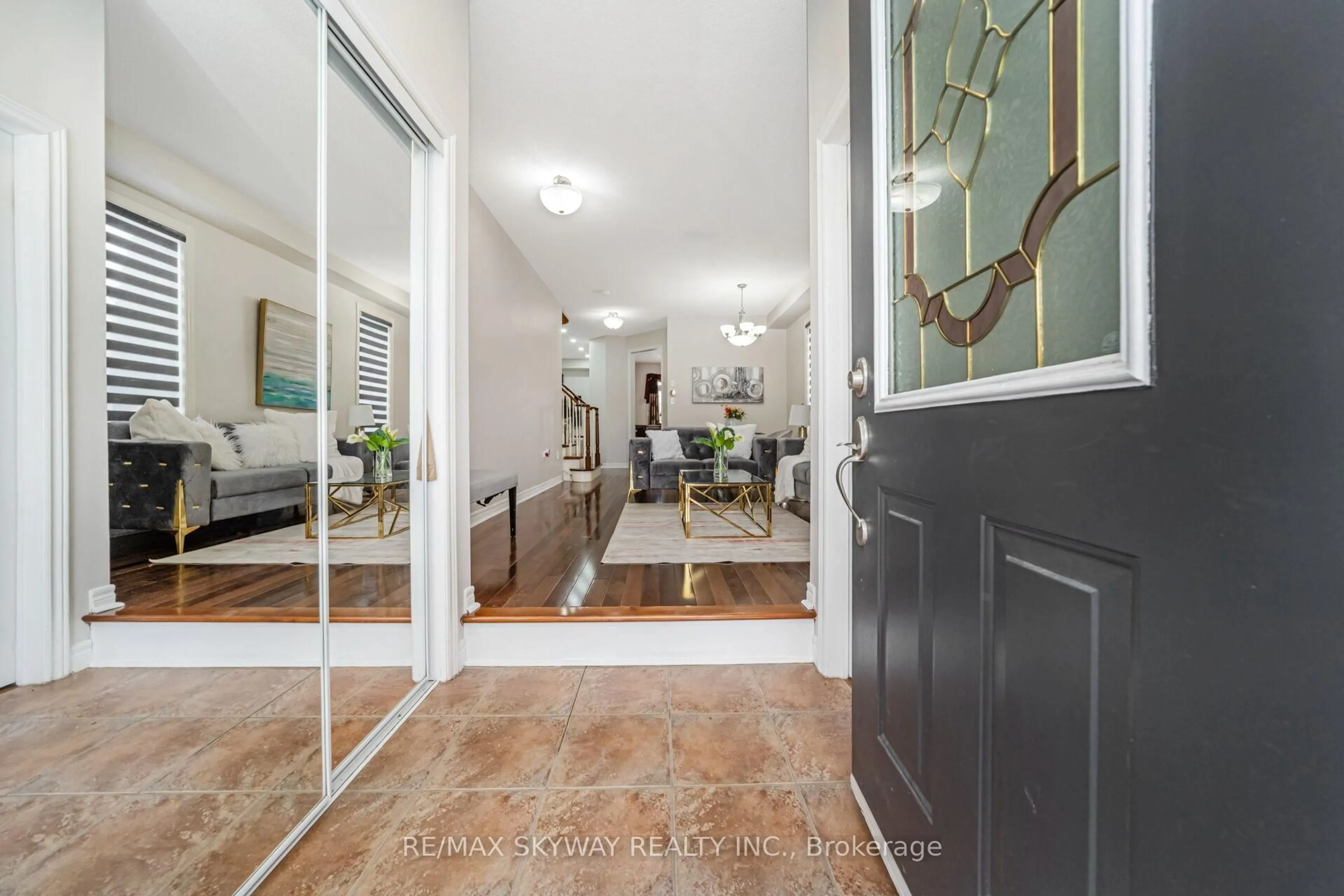 Indoor entryway for 87 Ashdale Rd, Brampton Ontario L6Y 5M9