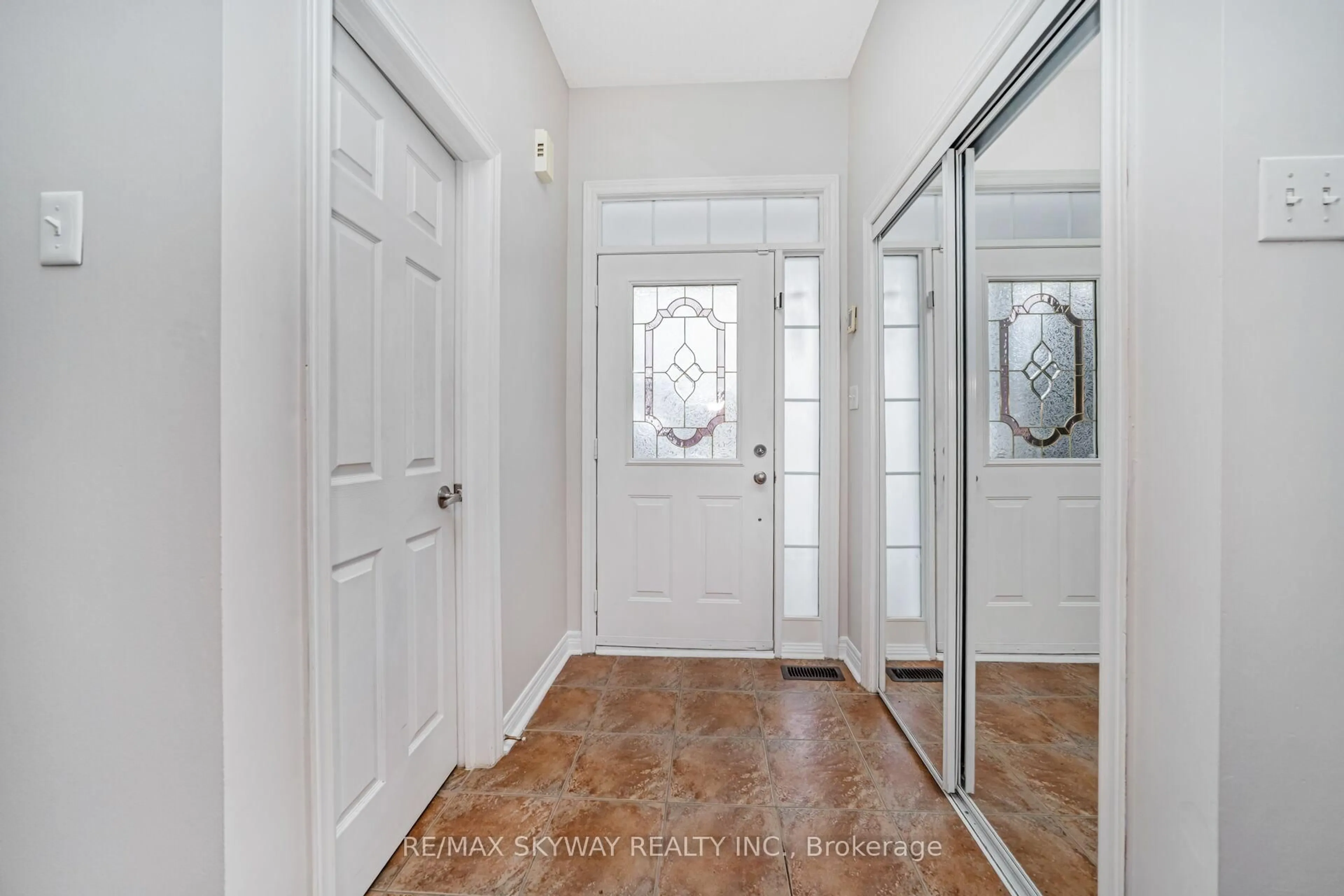 Indoor entryway for 87 Ashdale Rd, Brampton Ontario L6Y 5M9