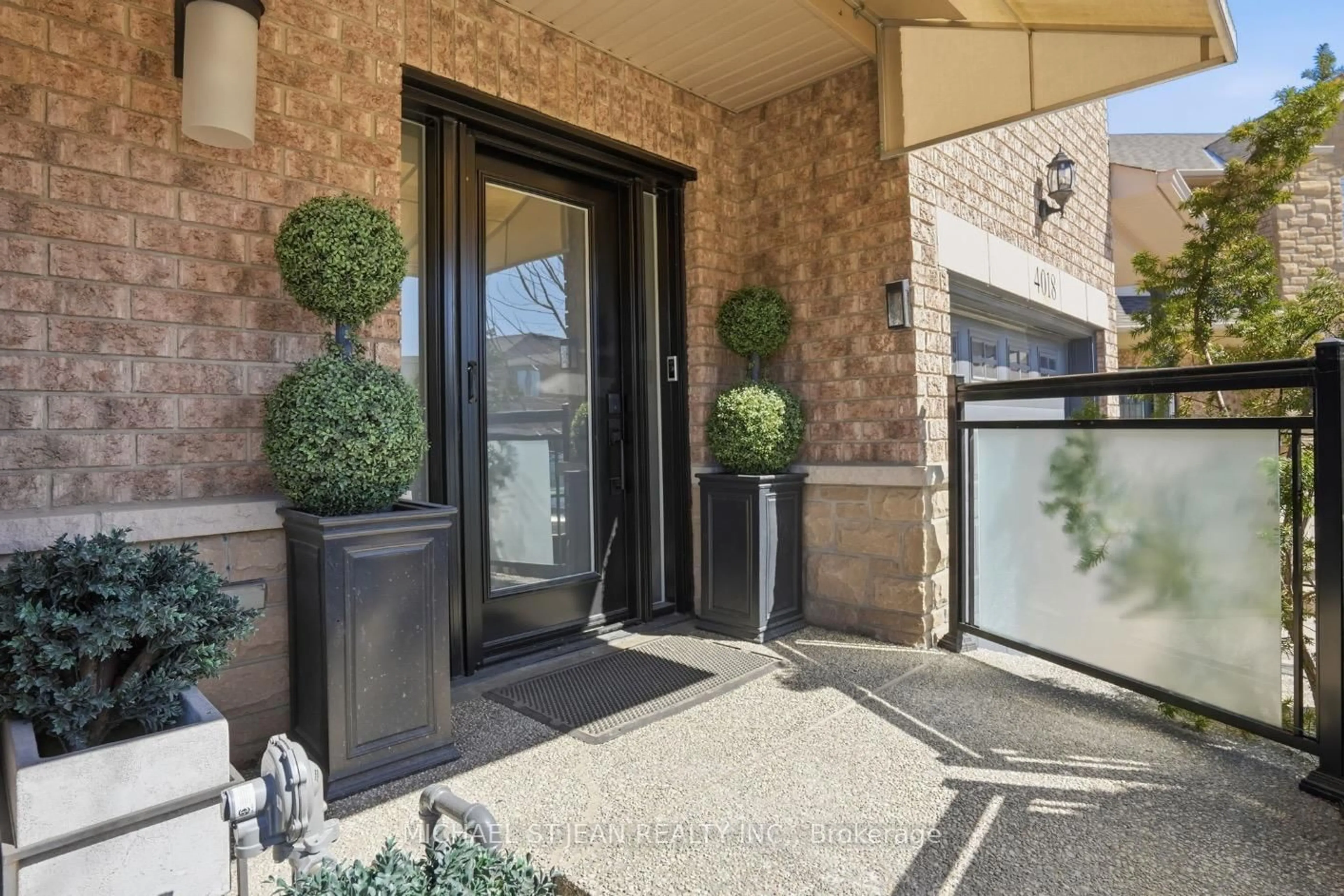 Indoor foyer for 4020 Alexan Cres, Burlington Ontario L3M 5A8