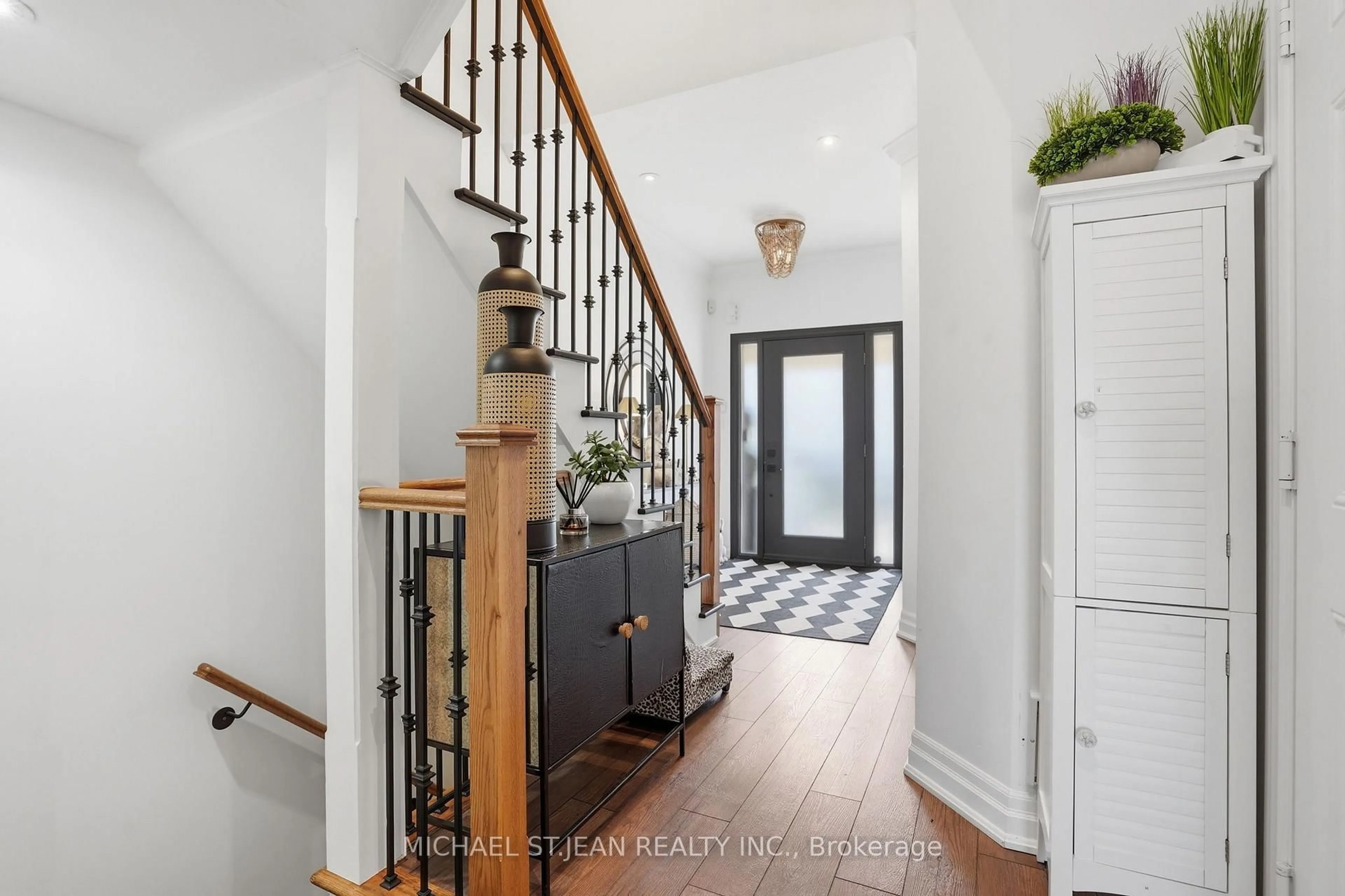 Indoor entryway for 4020 Alexan Cres, Burlington Ontario L3M 5A8