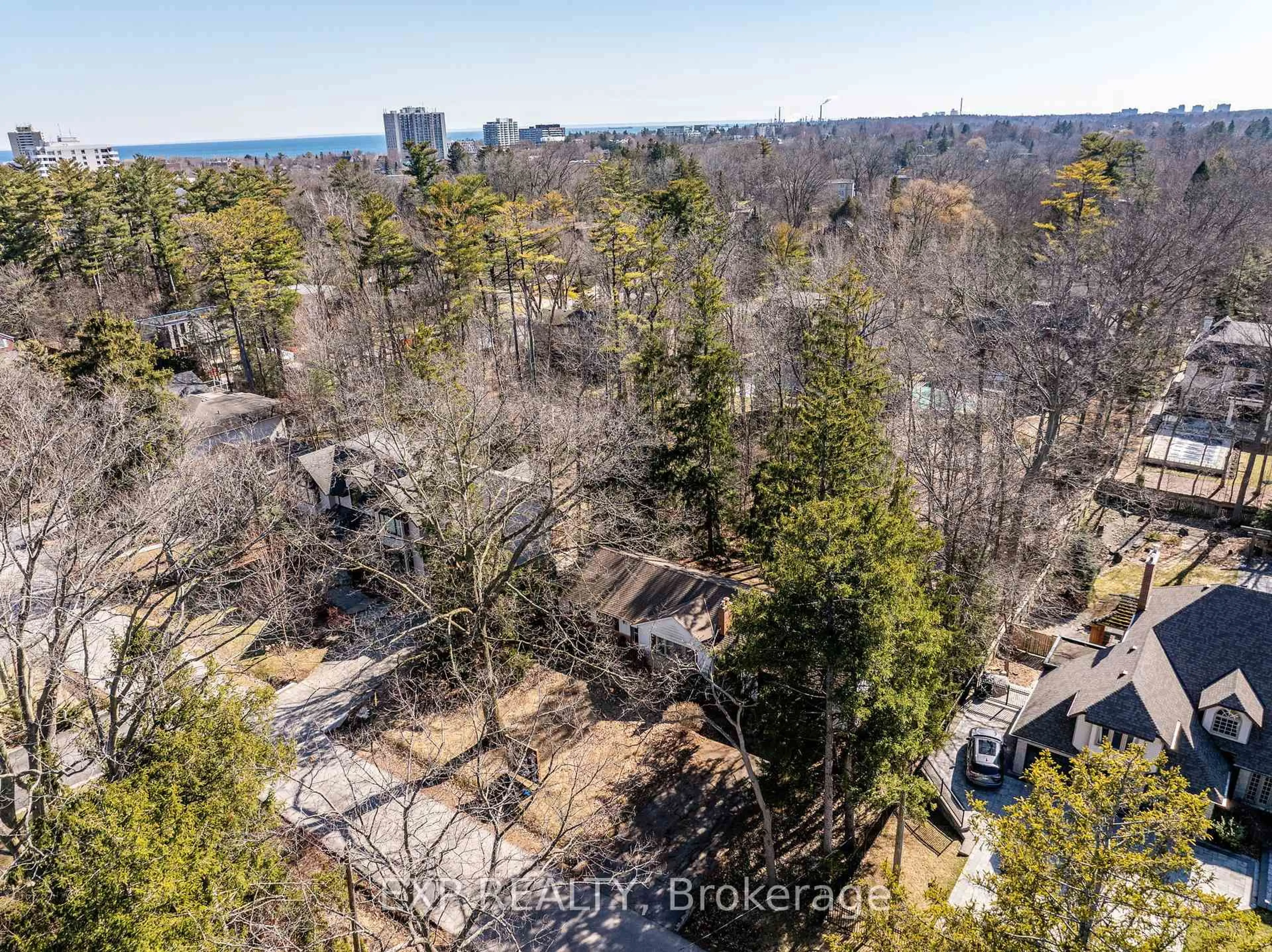 A pic from outside/outdoor area/front of a property/back of a property/a pic from drone, forest/trees view for 1252 Mona Rd, Mississauga Ontario L5G 3A1