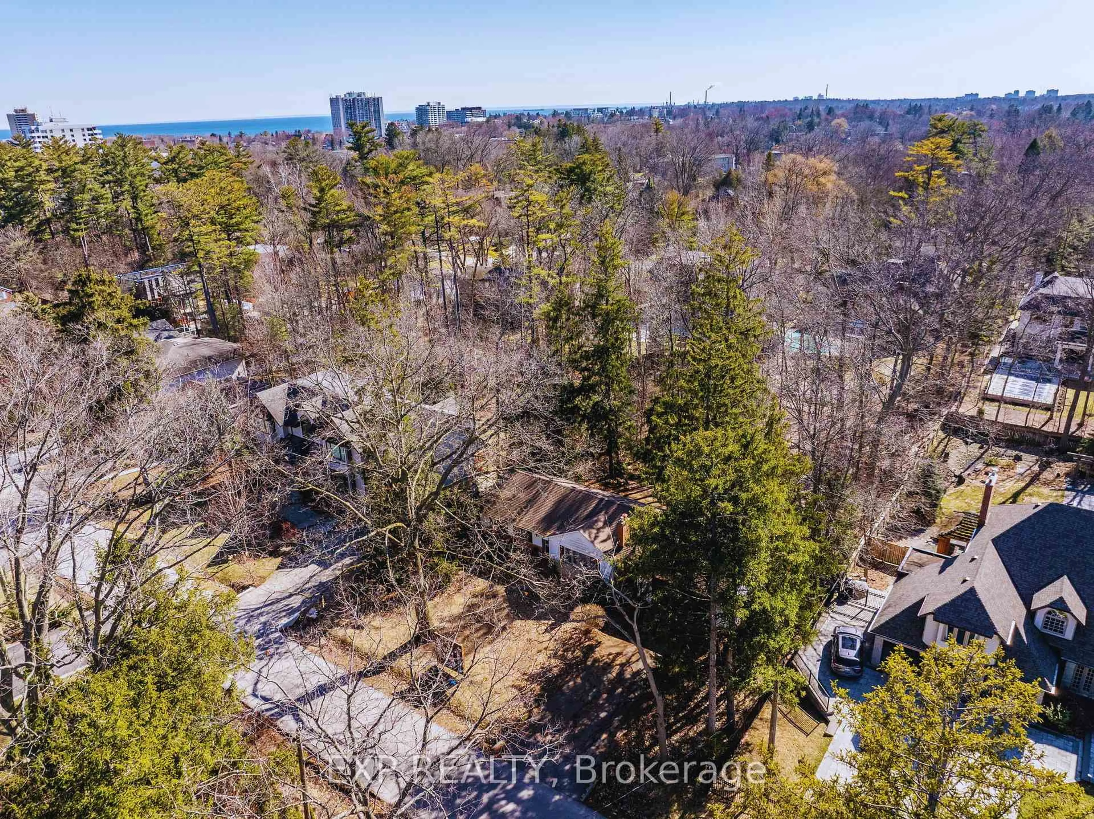 A pic from outside/outdoor area/front of a property/back of a property/a pic from drone, forest/trees view for 1252 Mona Rd, Mississauga Ontario L5G 3A1