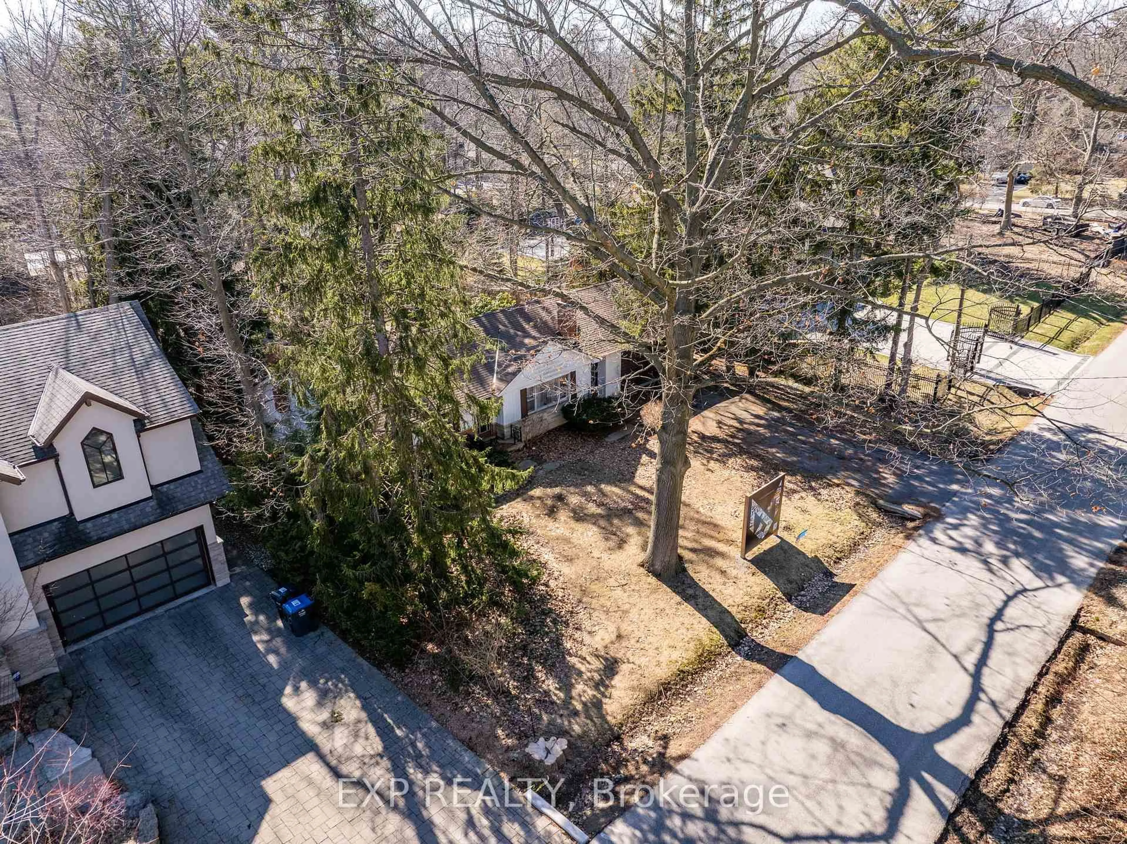A pic from outside/outdoor area/front of a property/back of a property/a pic from drone, street for 1252 Mona Rd, Mississauga Ontario L5G 3A1