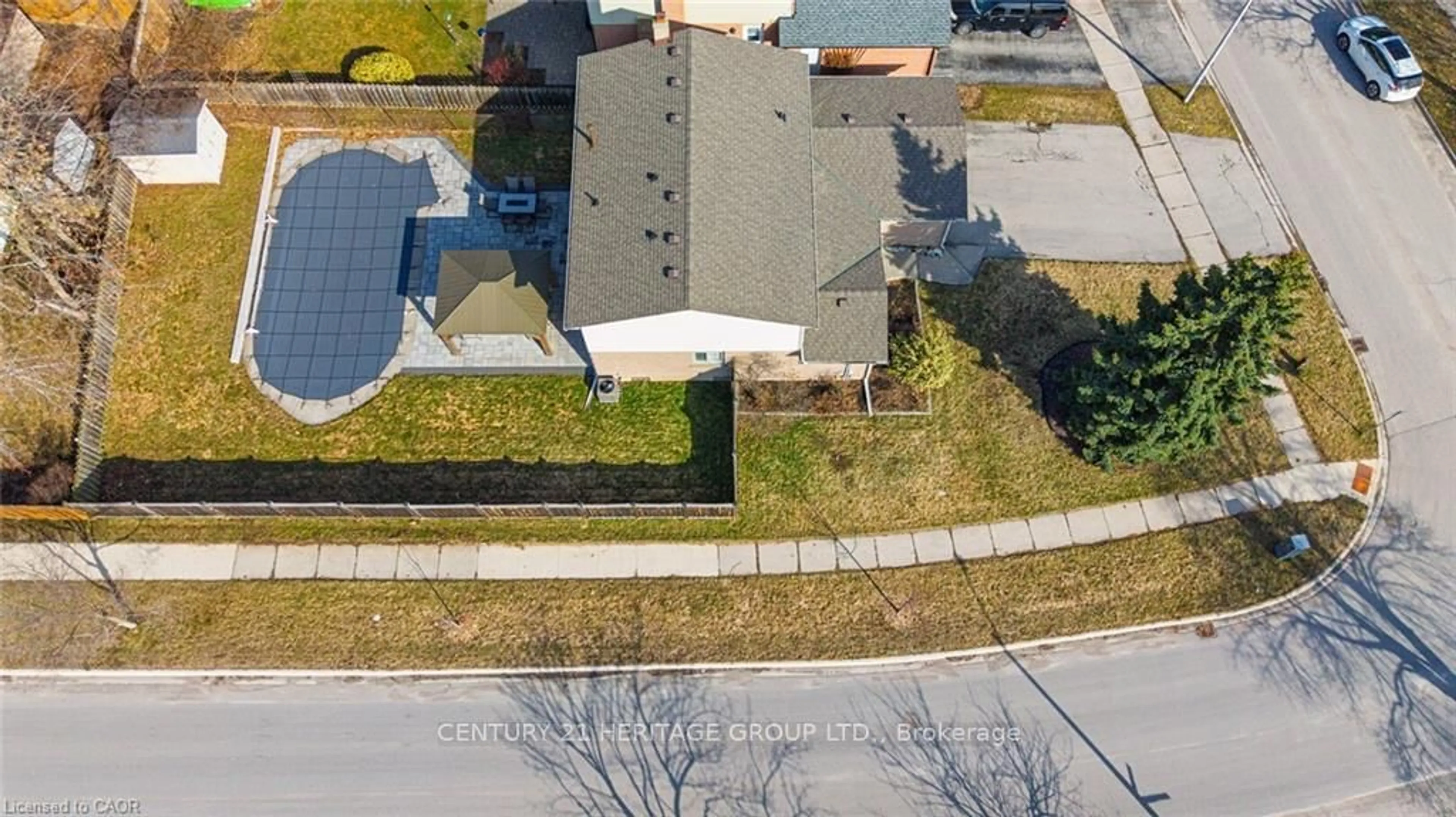 A pic from outside/outdoor area/front of a property/back of a property/a pic from drone, street for 2325 Montgomery Dr, Burlington Ontario L7P 4J9