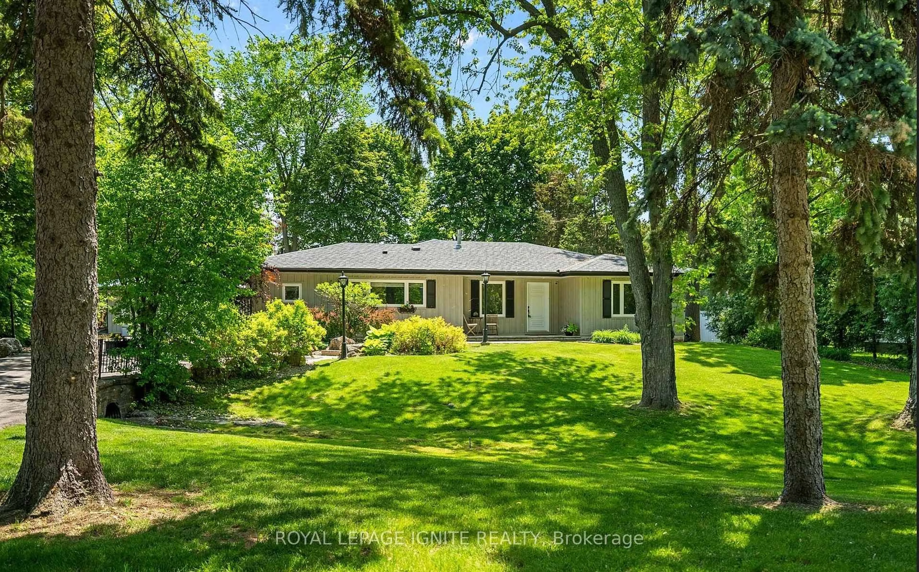 A pic from outside/outdoor area/front of a property/back of a property/a pic from drone, street for 930 Old Derry Rd, Mississauga Ontario L5W 1A1