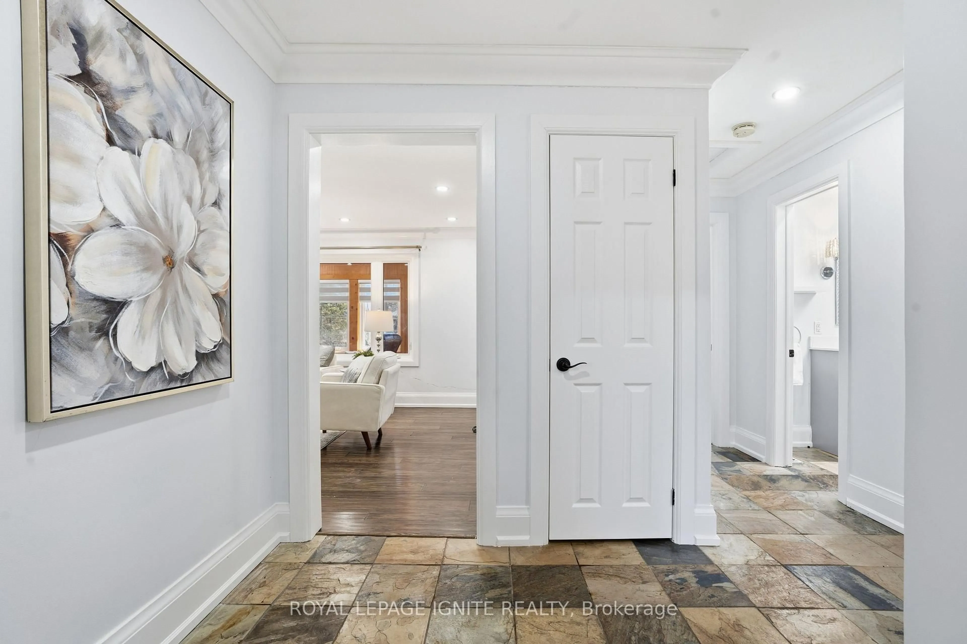 Indoor entryway for 930 Old Derry Rd, Mississauga Ontario L5W 1A1