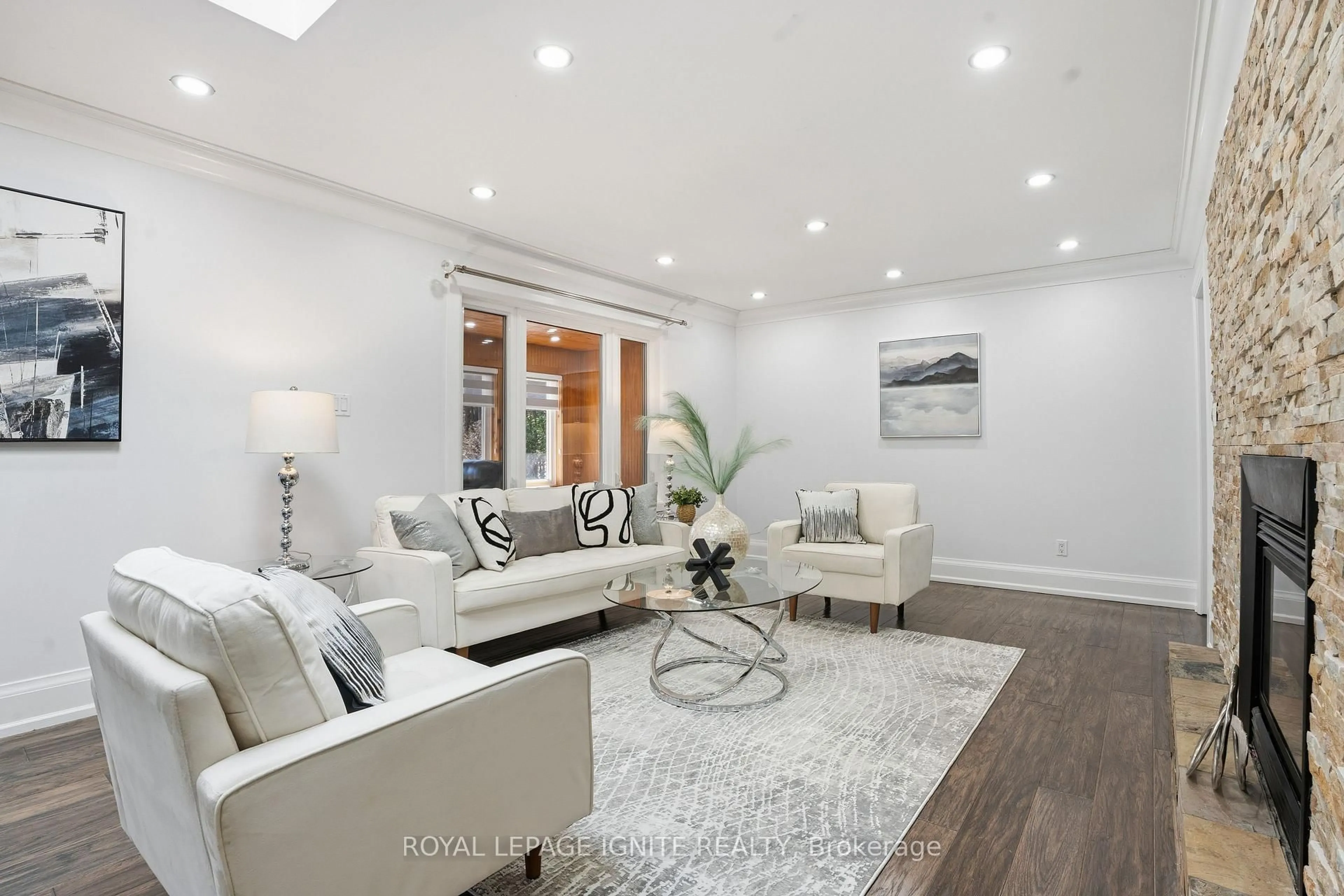 Living room with furniture, unknown for 930 Old Derry Rd, Mississauga Ontario L5W 1A1