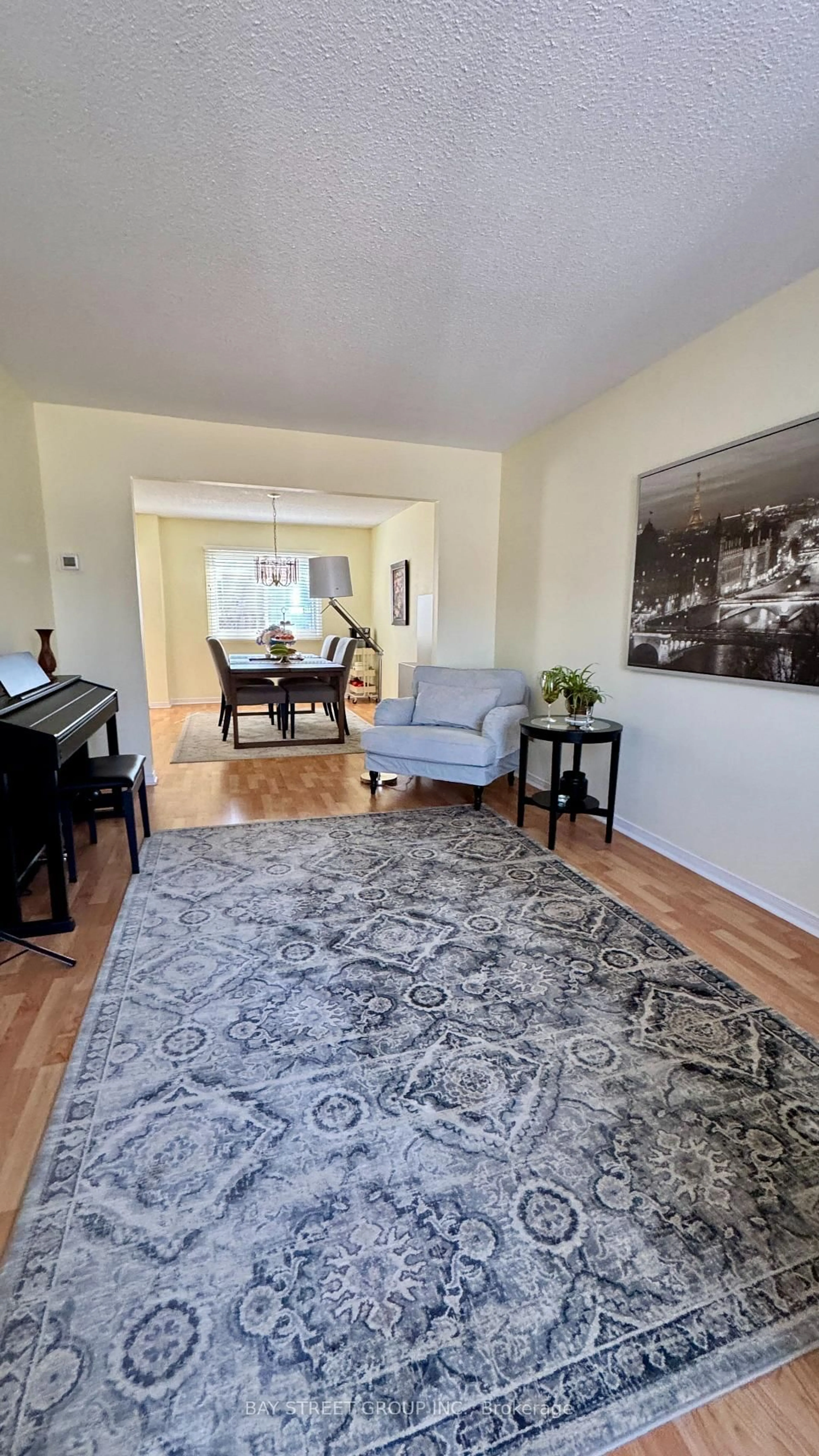 Living room with furniture, unknown for 2554 Valencia Rd, Mississauga Ontario L5N 4L6