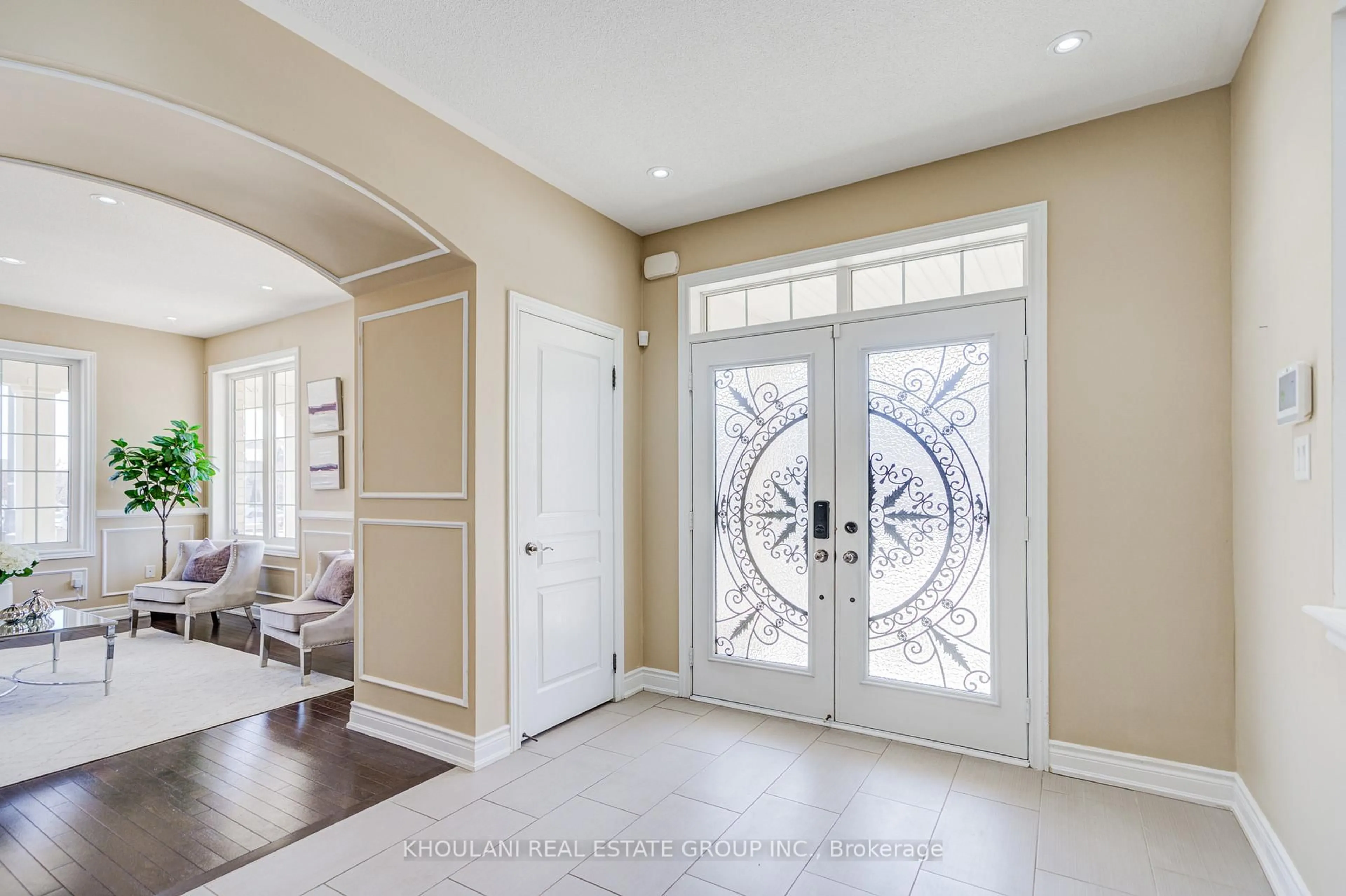 Indoor entryway for 13 Brentwick Dr, Brampton Ontario L6X 3B3