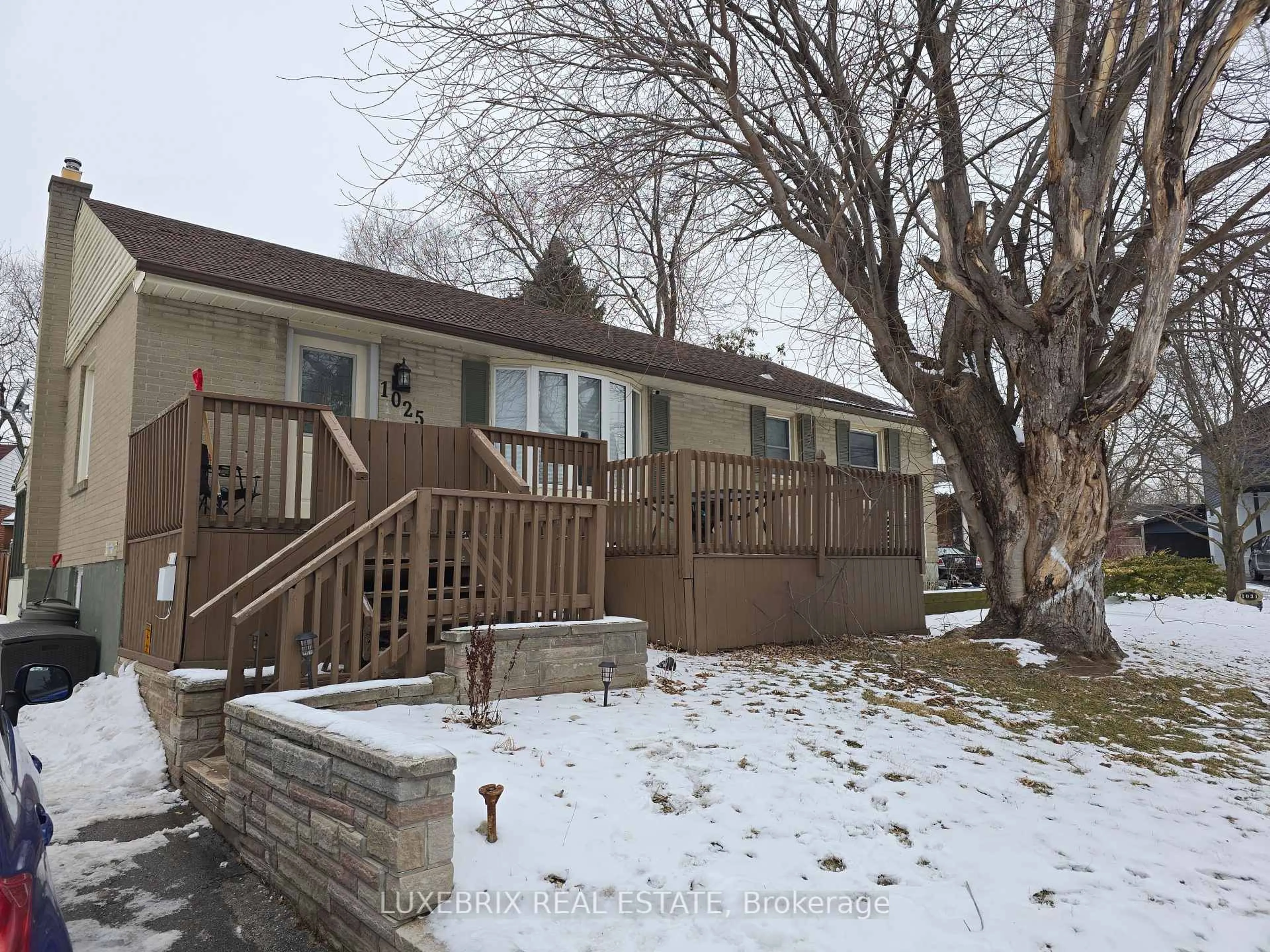 A pic from outside/outdoor area/front of a property/back of a property/a pic from drone, street for 1025 Wayne Pl, Burlington Ontario L7T 3R5