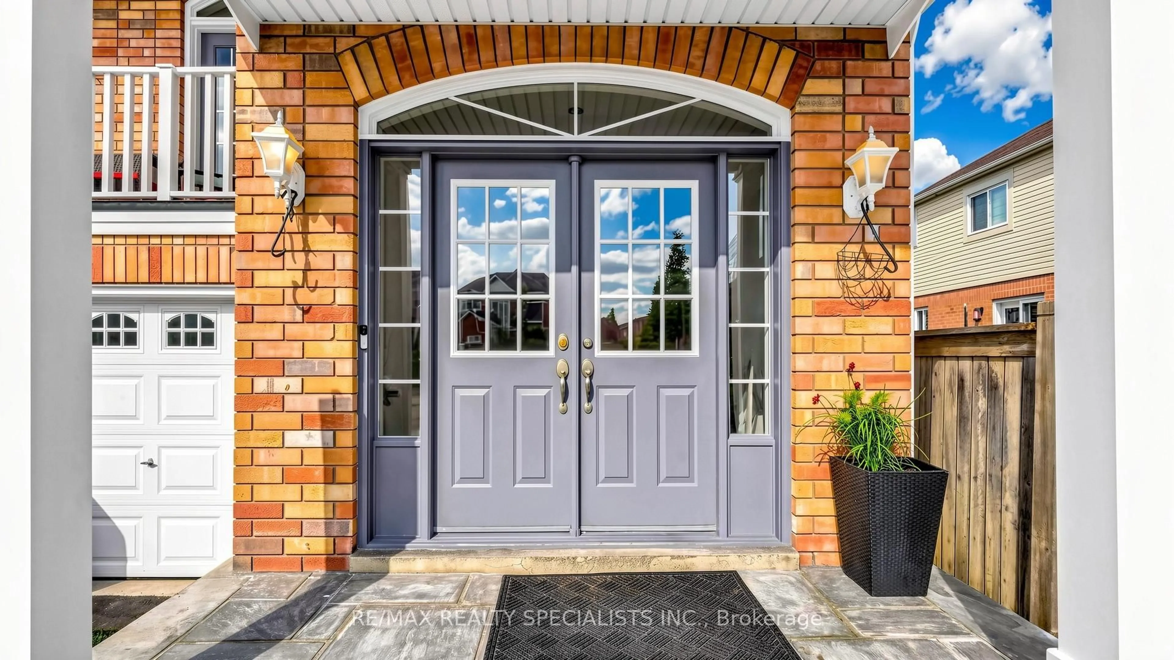 Indoor entryway for 193 Queen Mary Dr, Brampton Ontario L7A 1Y3