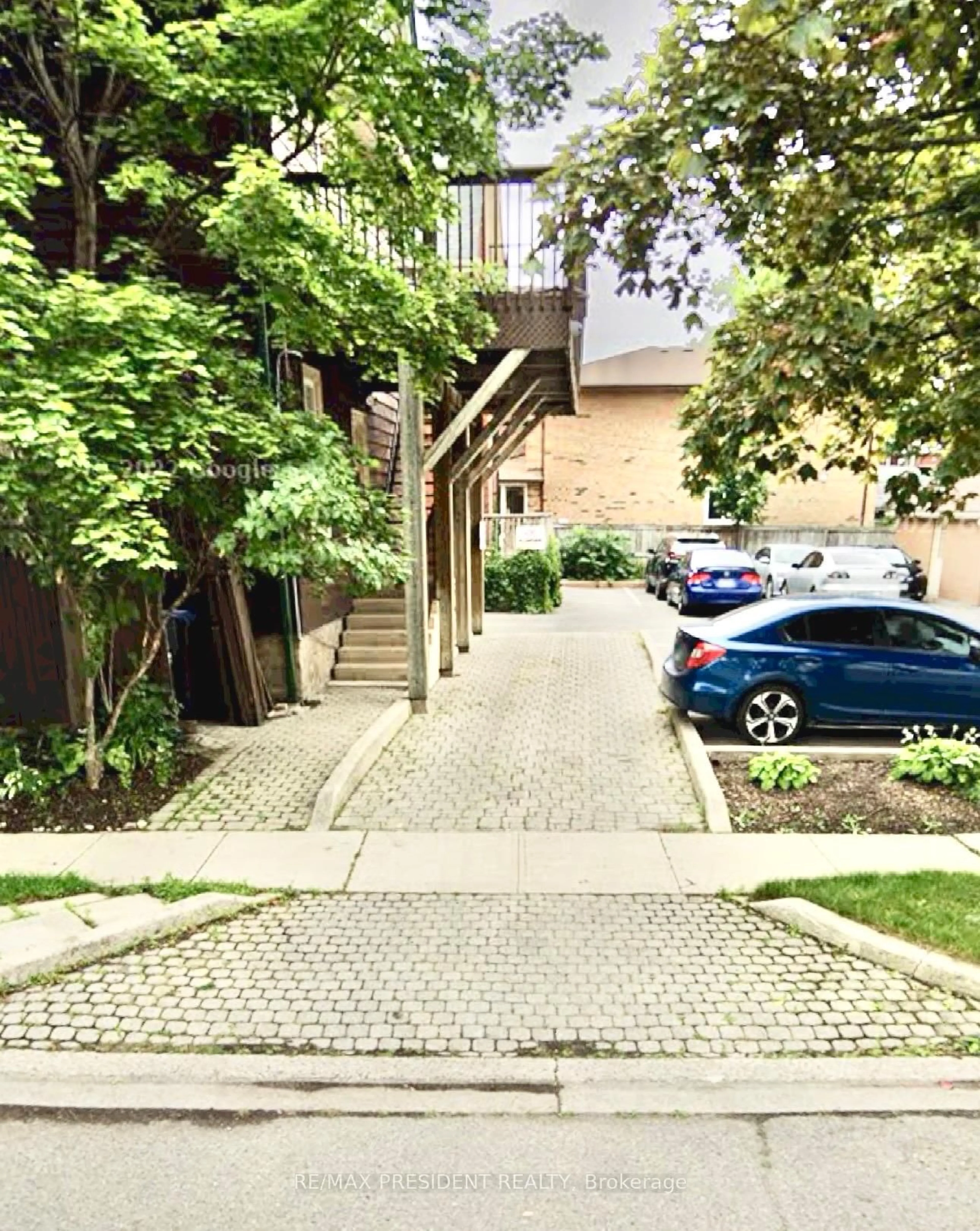 A pic from outside/outdoor area/front of a property/back of a property/a pic from drone, street for 281 Main St, Brampton Ontario L6X 1N4