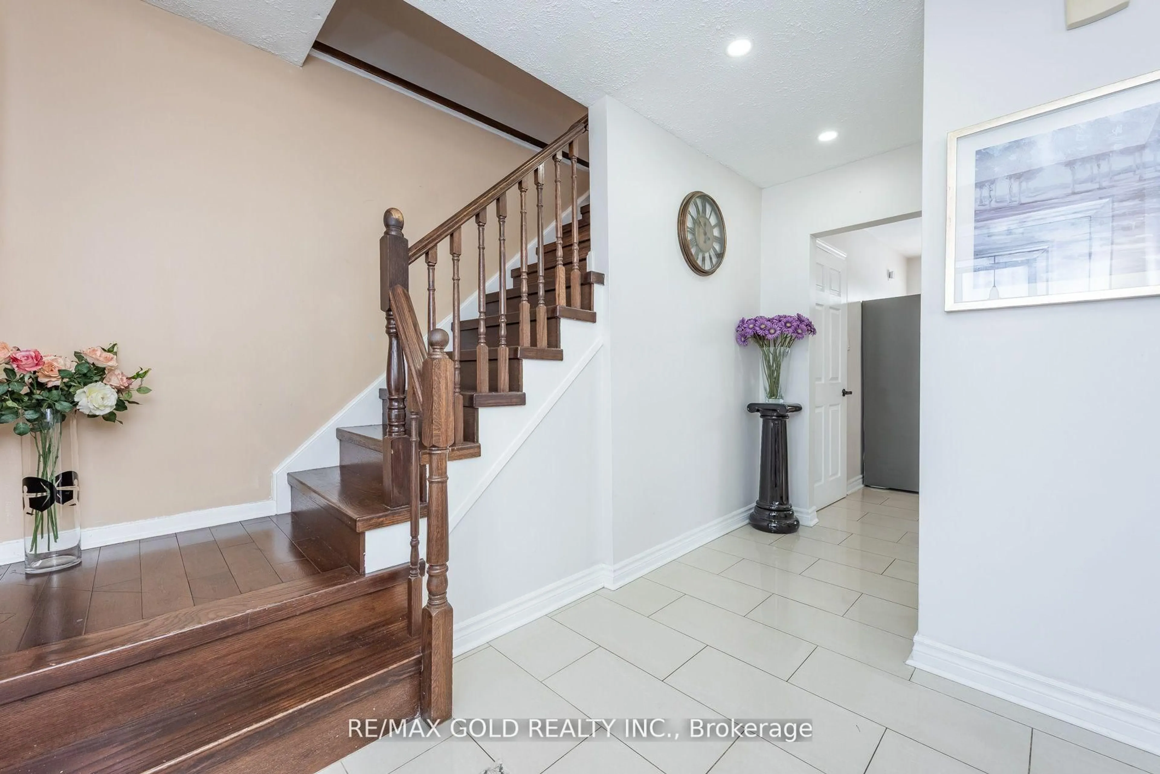 Indoor foyer for 7258 Vernor Dr, Mississauga Ontario L4T 2P4