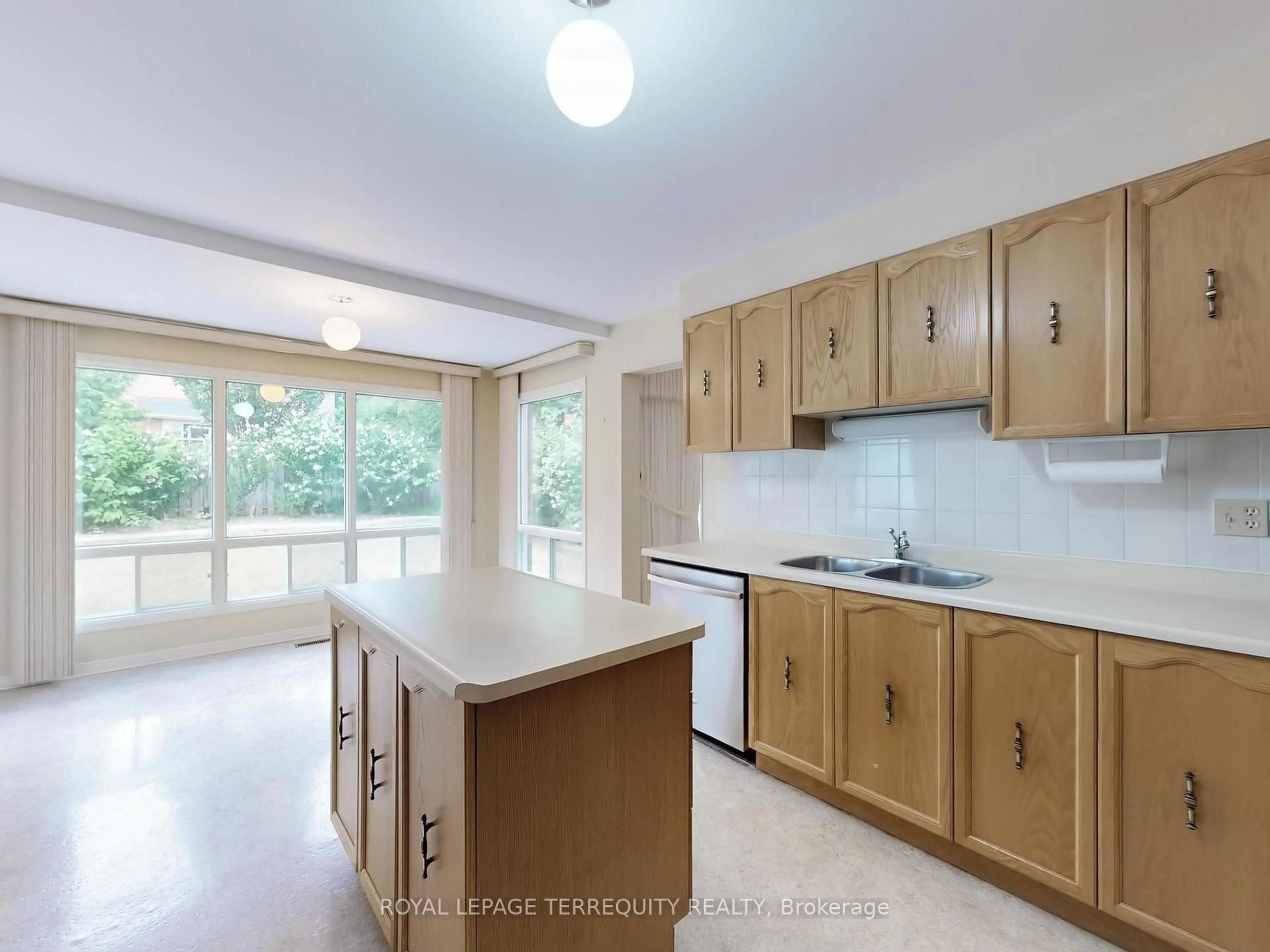 Standard kitchen, unknown for 4 Mowat Crt, Brampton Ontario L6Z 3E6