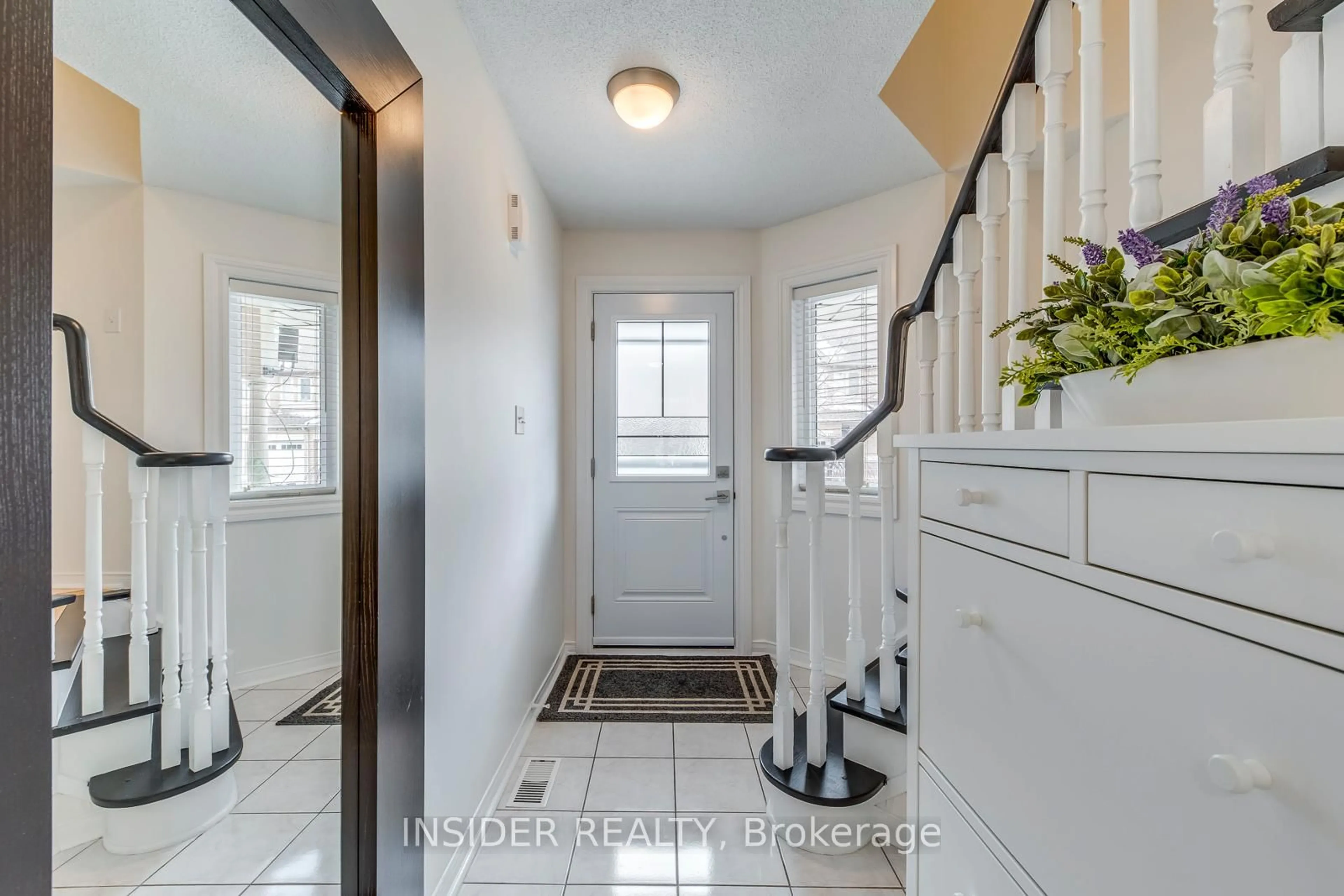 Indoor entryway for 455 Apache Crt #14, Mississauga Ontario L4Z 3W8