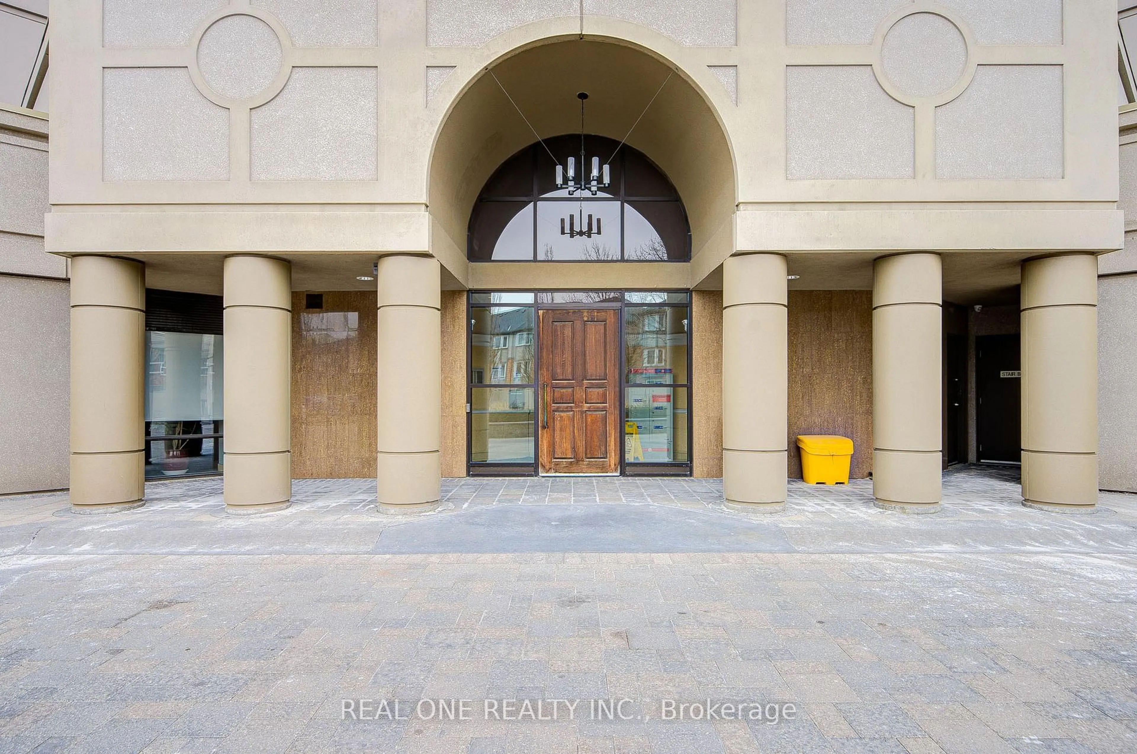 Indoor foyer for 220 Forum Dr #309, Mississauga Ontario L4Z 4K1