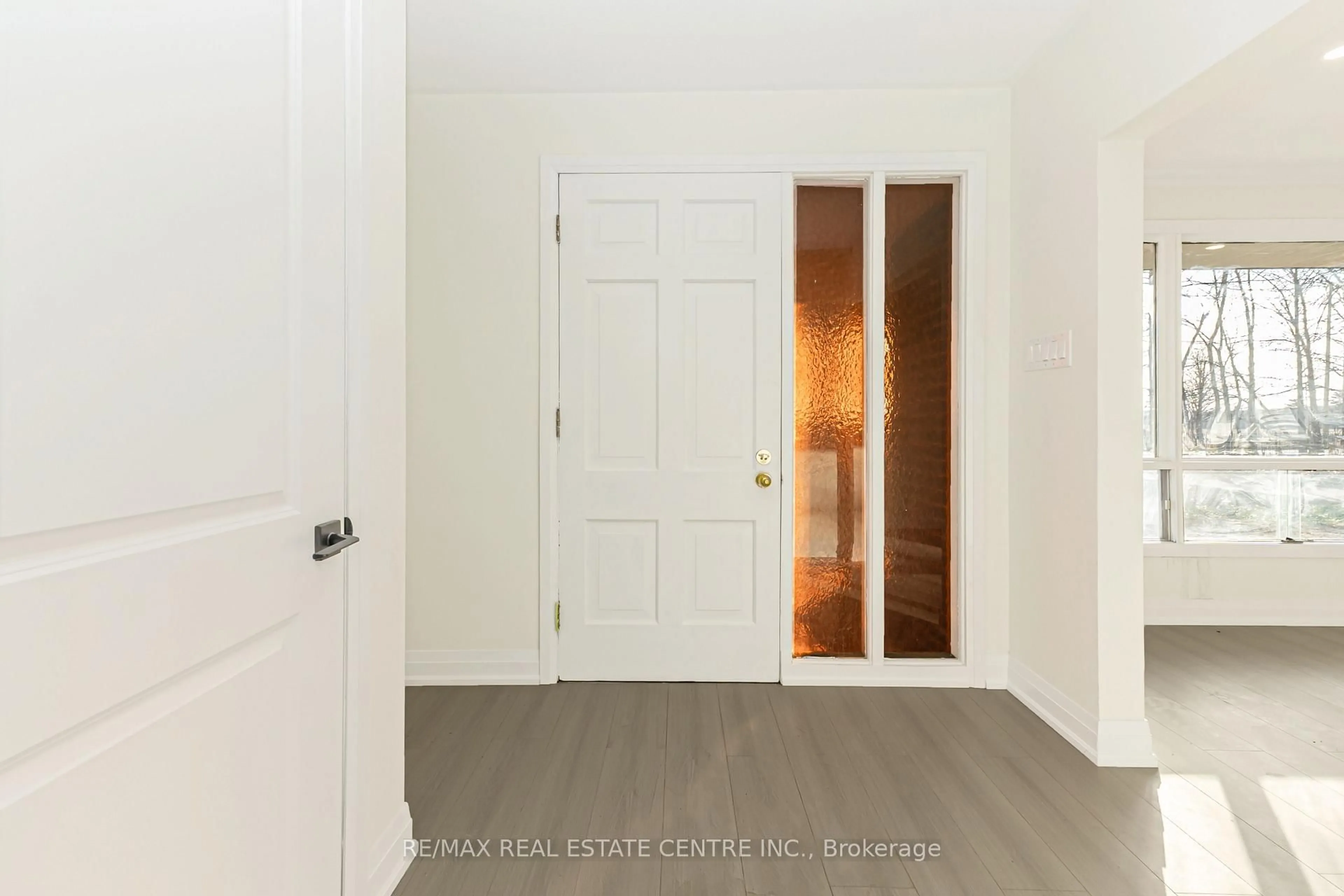 Indoor entryway for 8449 8th Line, Halton Hills Ontario L7G 4S5