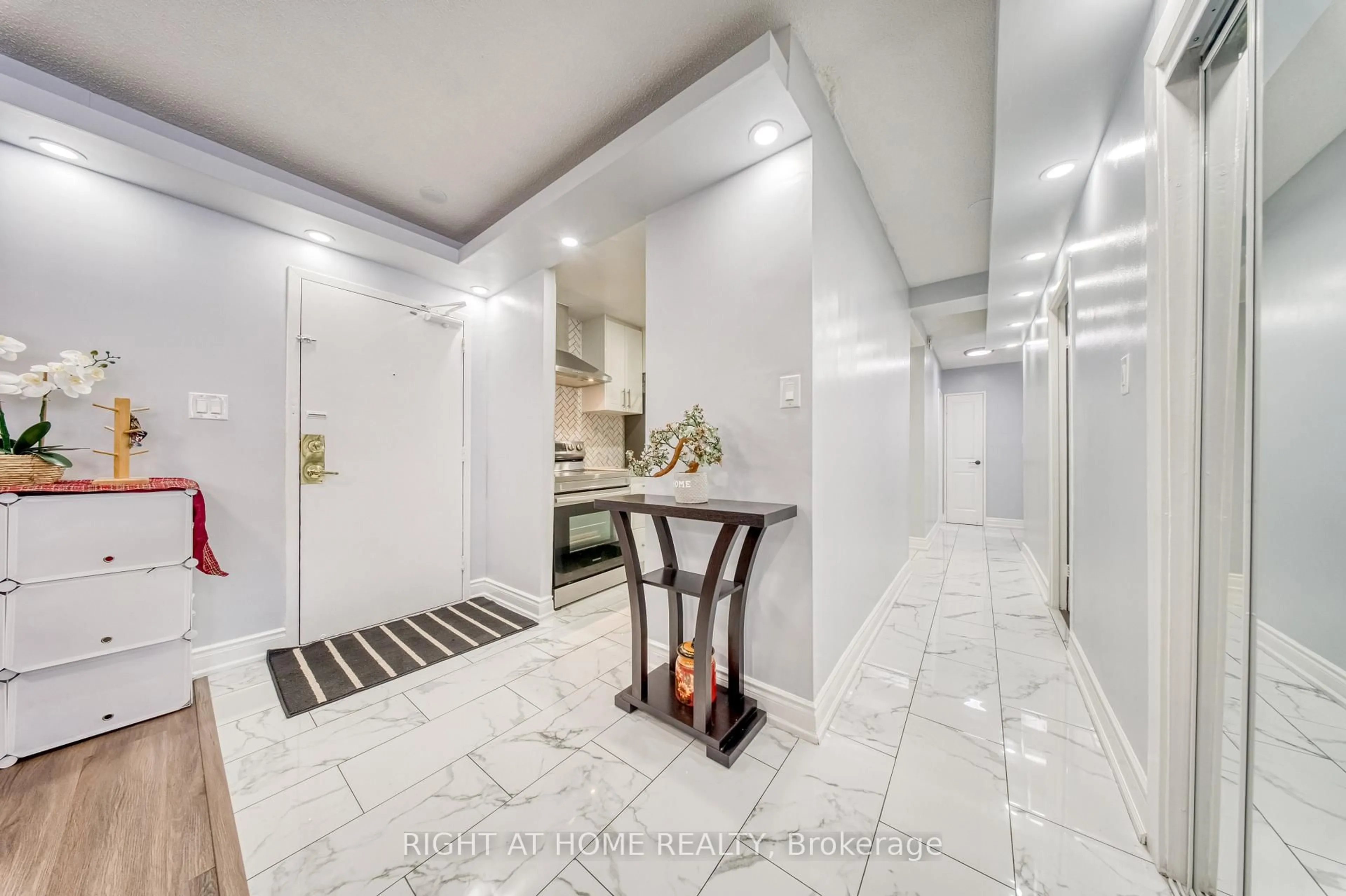 Indoor foyer for 320 Dixon Rd #2014, Toronto Ontario M9R 1S8