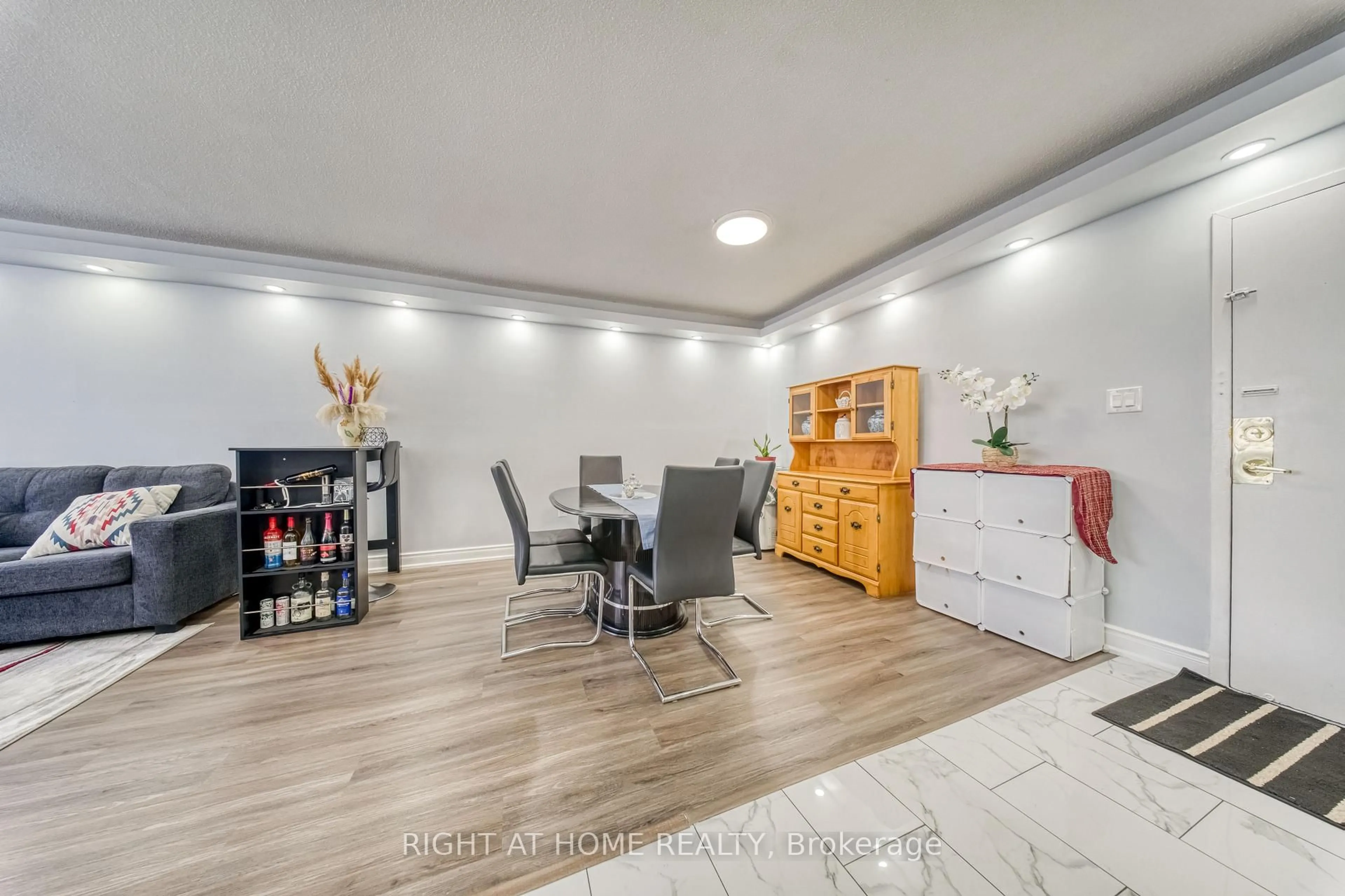 Unknown for 320 Dixon Rd #2014, Toronto Ontario M9R 1S8