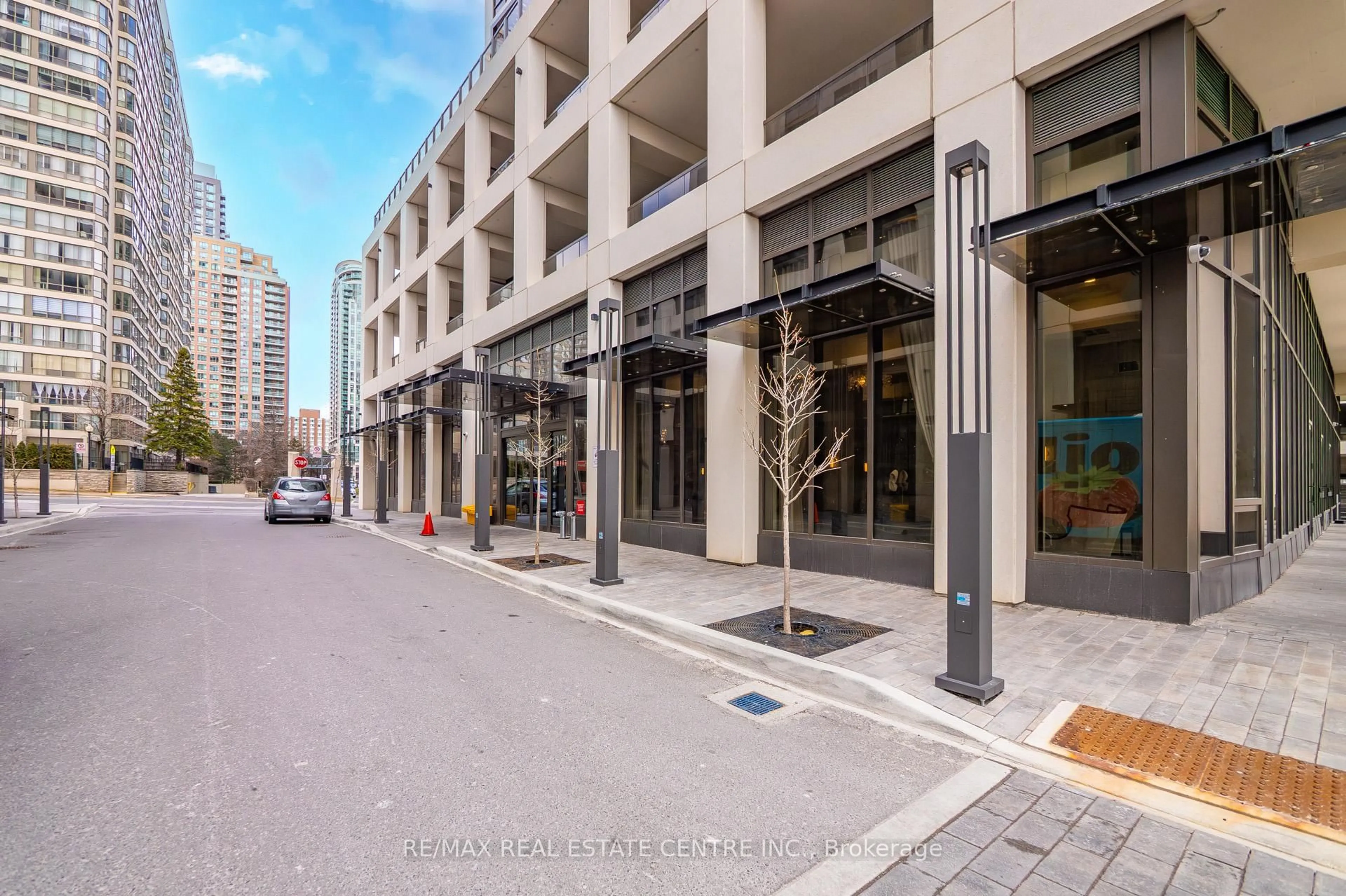 Patio, street for 30 Elm Dr #610, Mississauga Ontario L5B 0N6