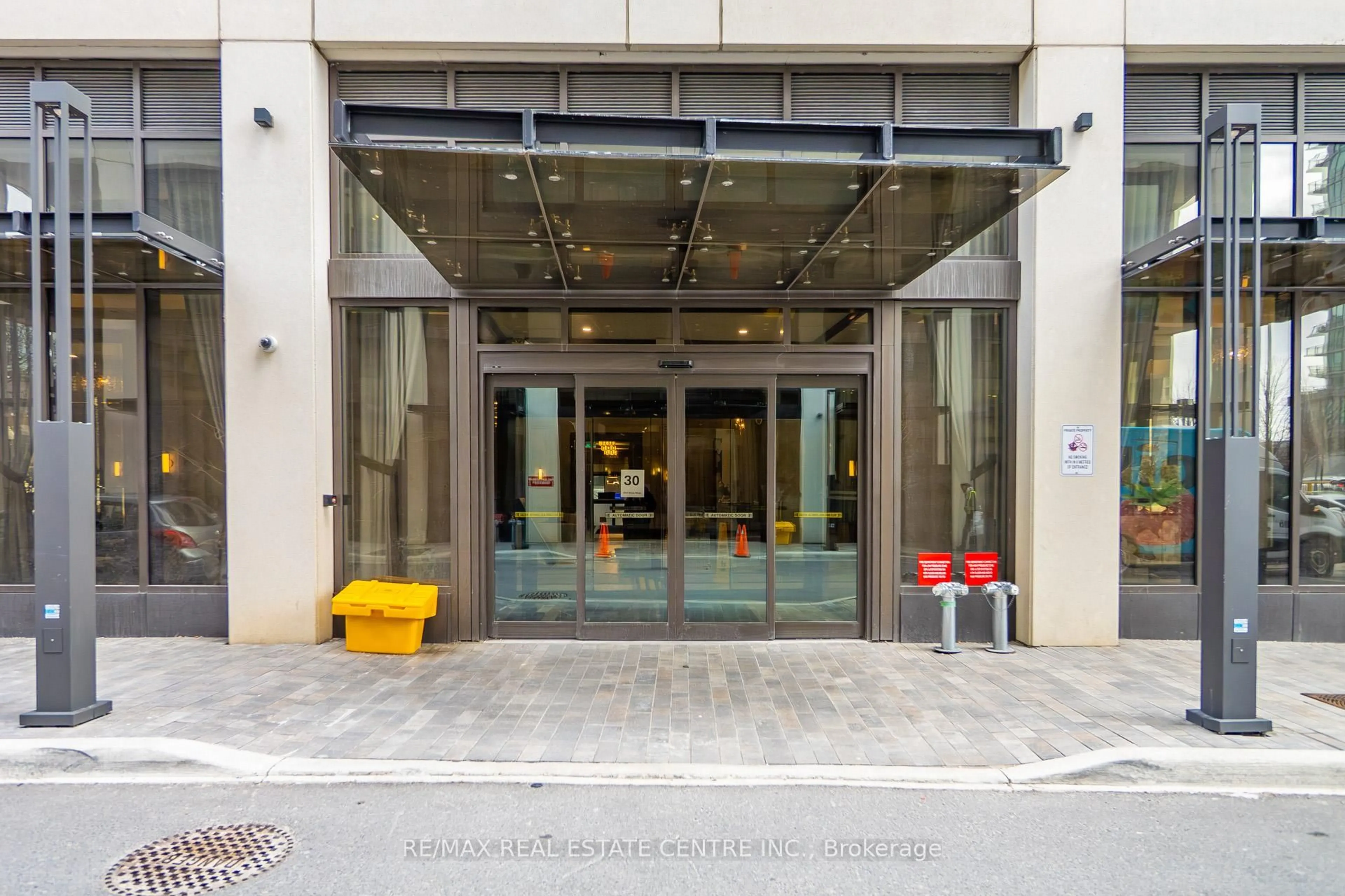 Indoor foyer for 30 Elm Dr #610, Mississauga Ontario L5B 0N6