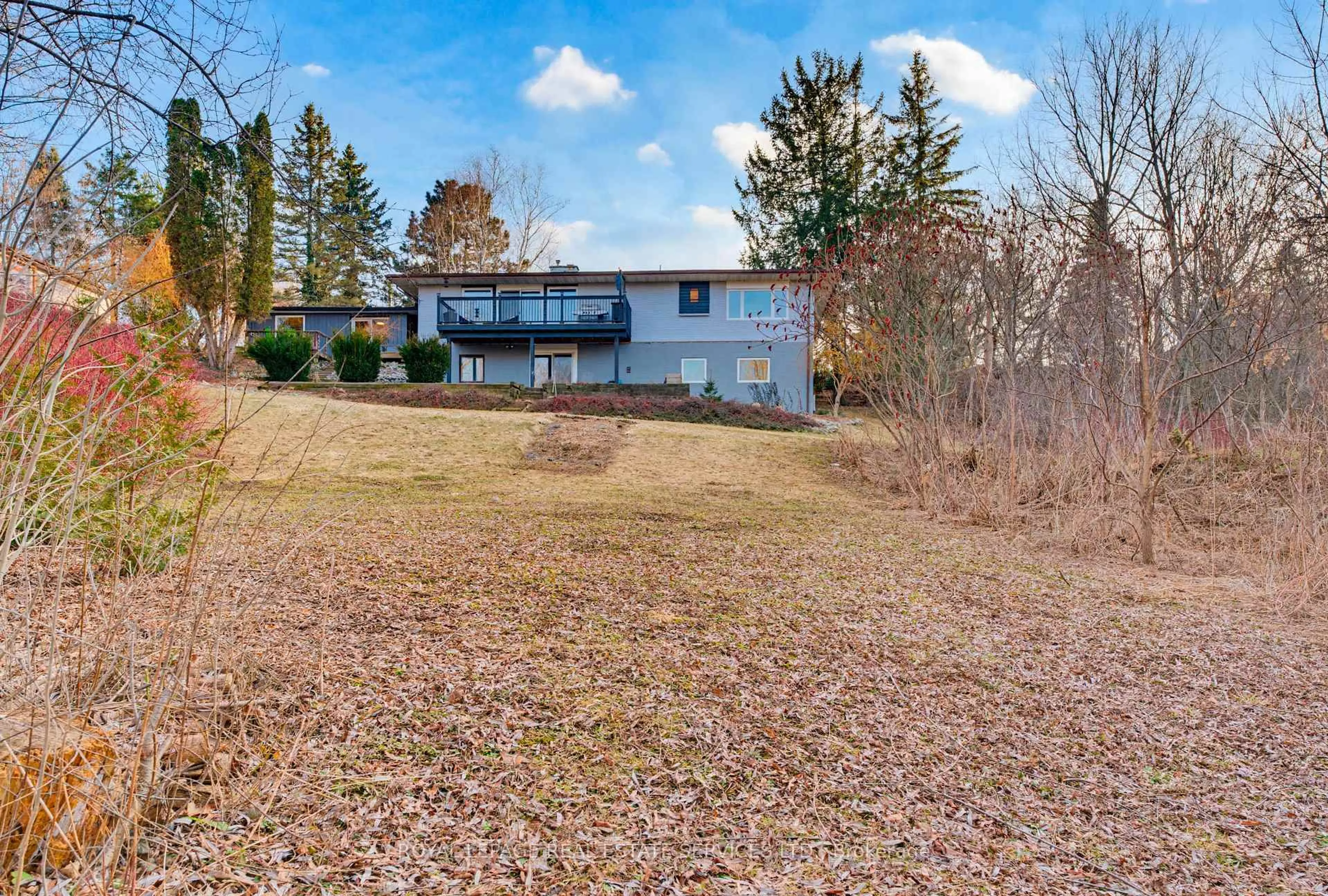 A pic from outside/outdoor area/front of a property/back of a property/a pic from drone, water/lake/river/ocean view for 18 Cherry St, Halton Hills Ontario L7G 3J8