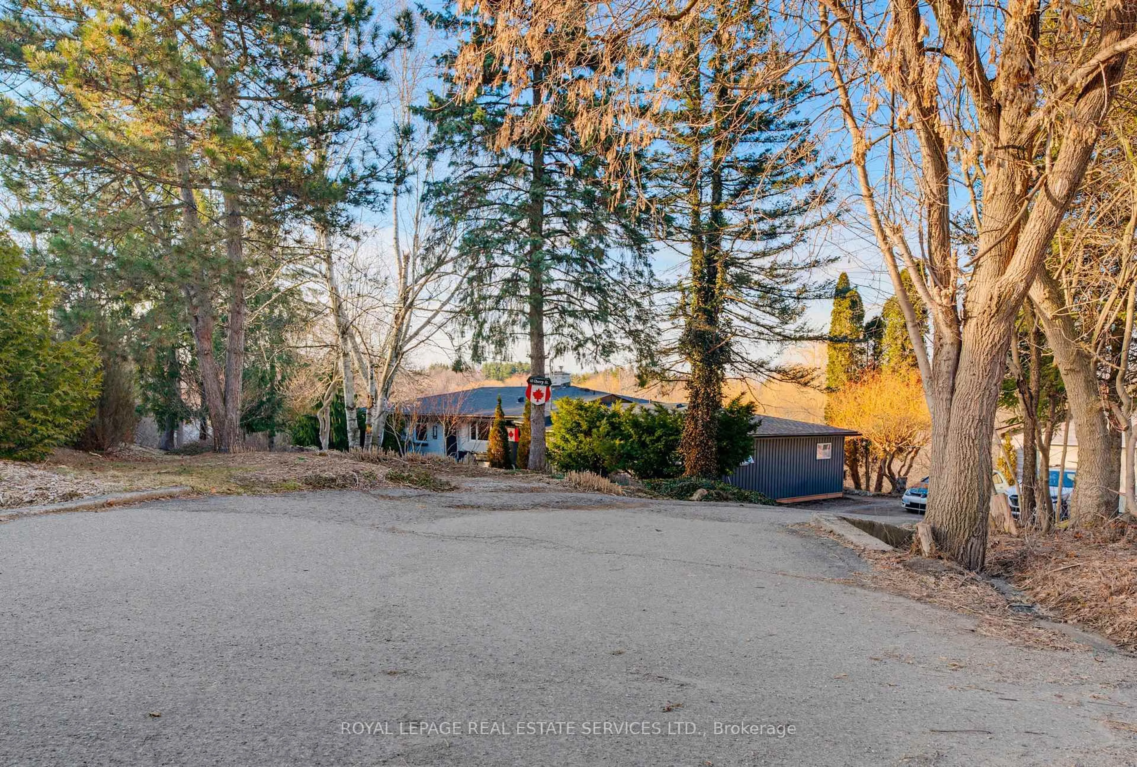 A pic from outside/outdoor area/front of a property/back of a property/a pic from drone, unknown for 18 Cherry St, Halton Hills Ontario L7G 3J8