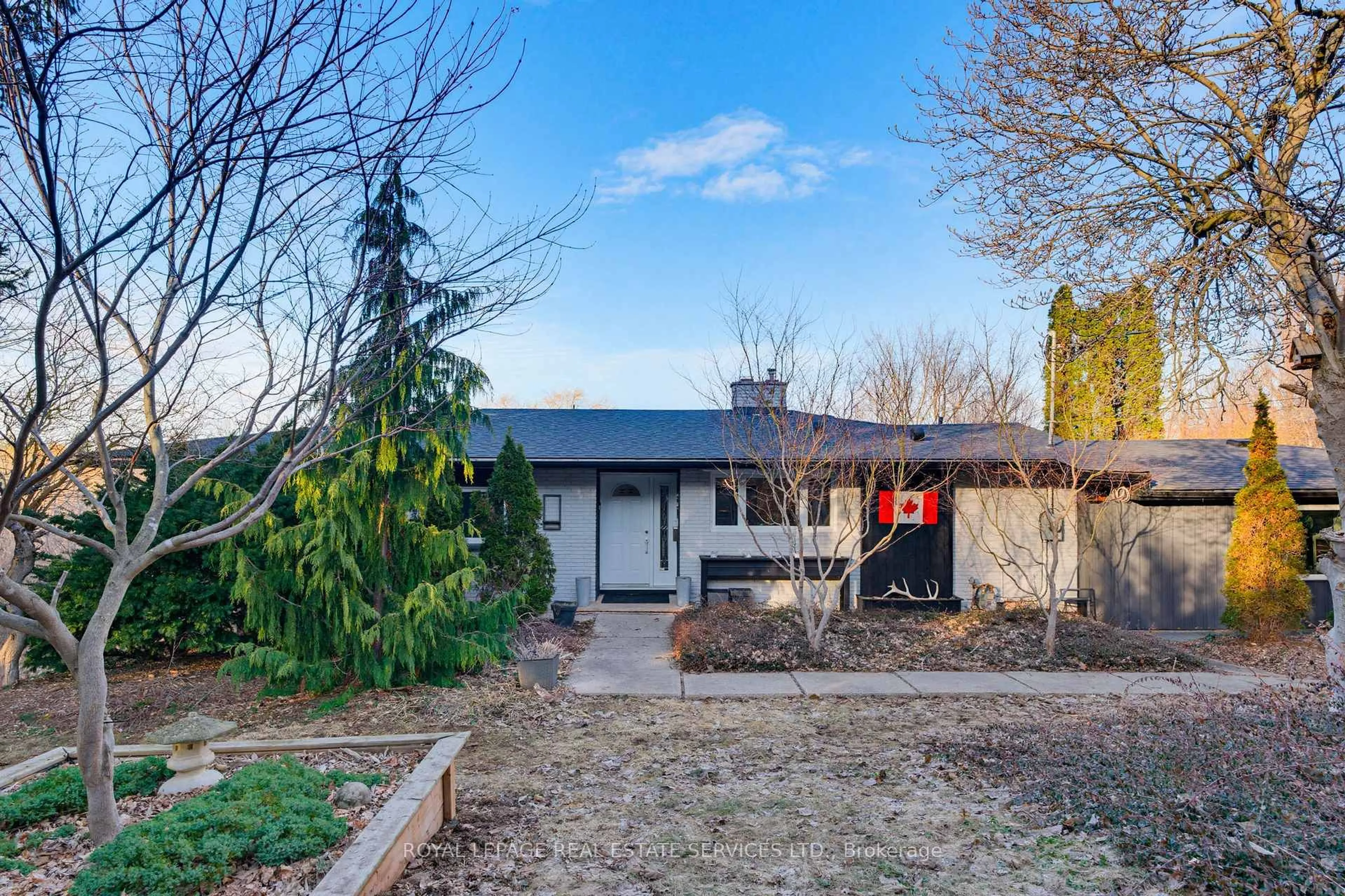 A pic from outside/outdoor area/front of a property/back of a property/a pic from drone, street for 18 Cherry St, Halton Hills Ontario L7G 3J8