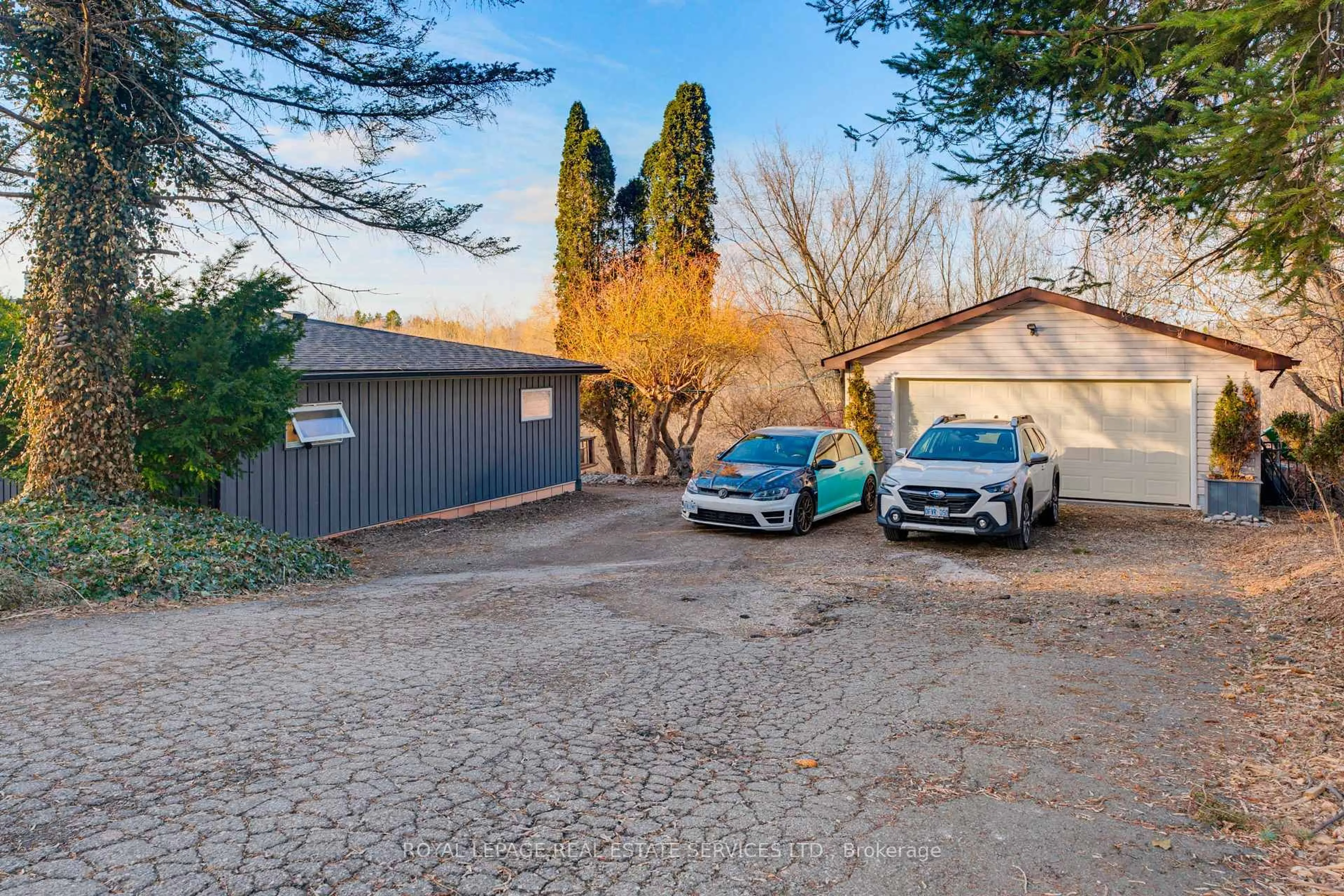 A pic from outside/outdoor area/front of a property/back of a property/a pic from drone, street for 18 Cherry St, Halton Hills Ontario L7G 3J8