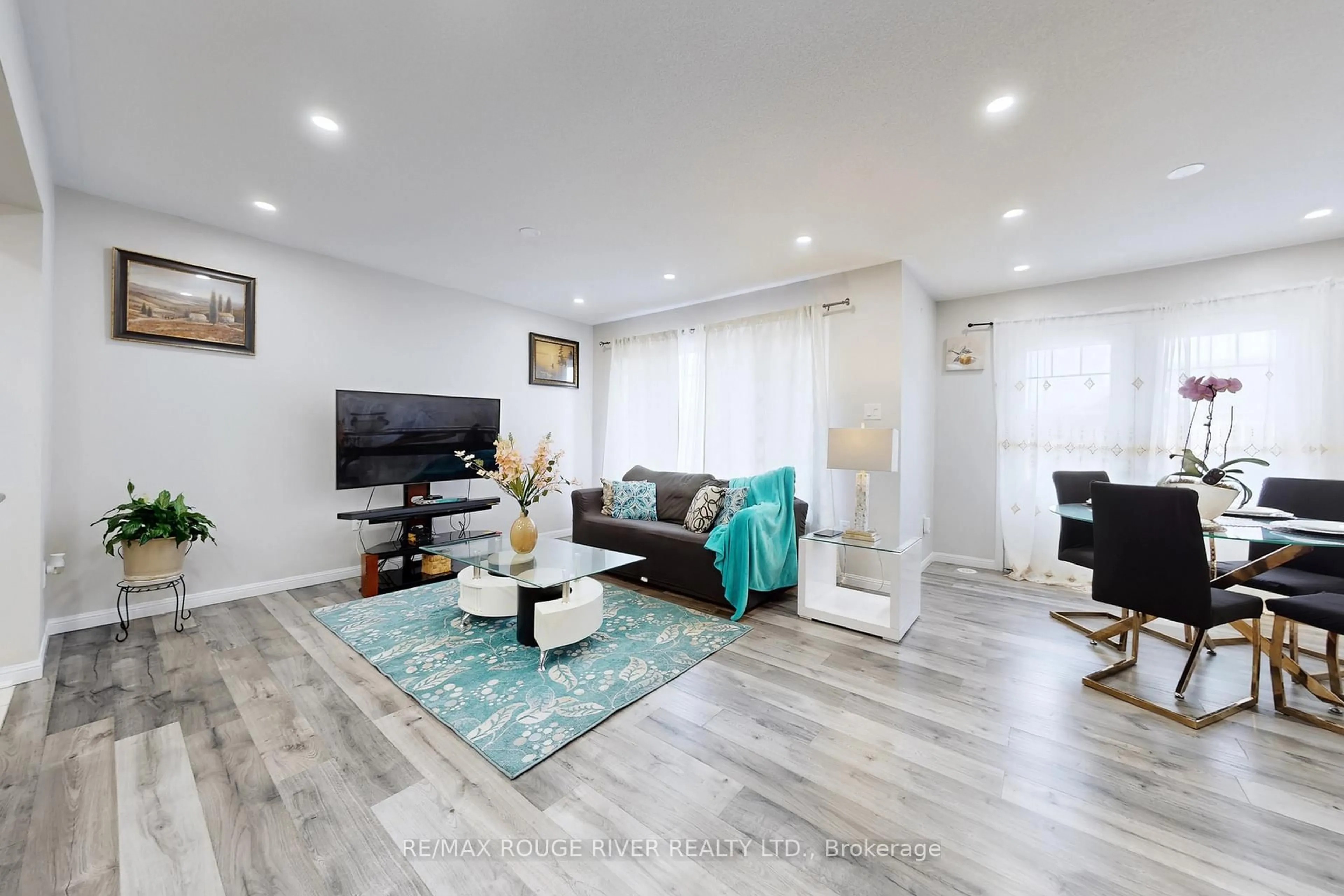 Living room with furniture, wood/laminate floor for 90 Suitor Crt, Milton Ontario L9T 8R9