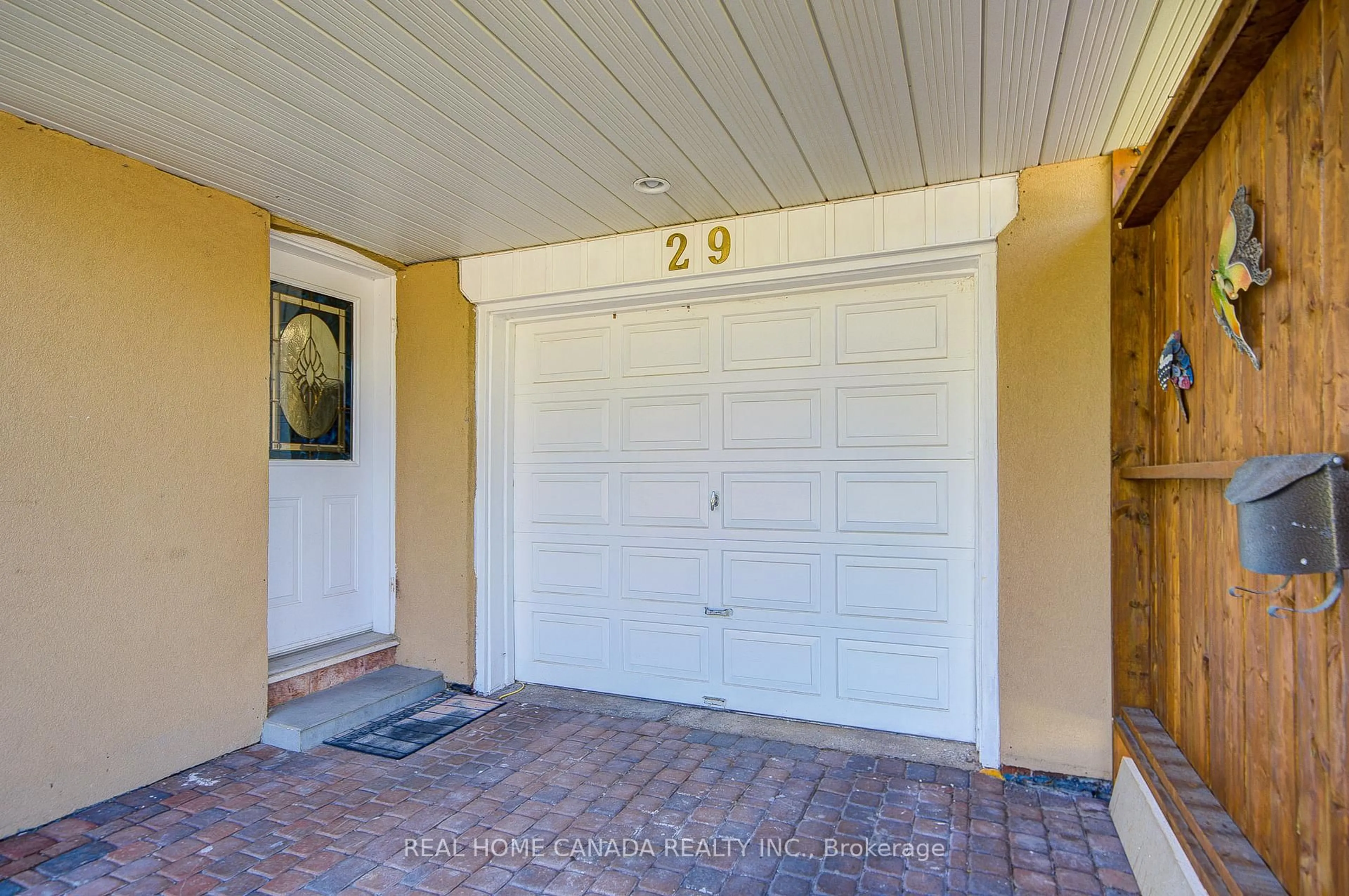 Indoor entryway for 29 Ellesboro Dr, Mississauga Ontario L5N 1C3