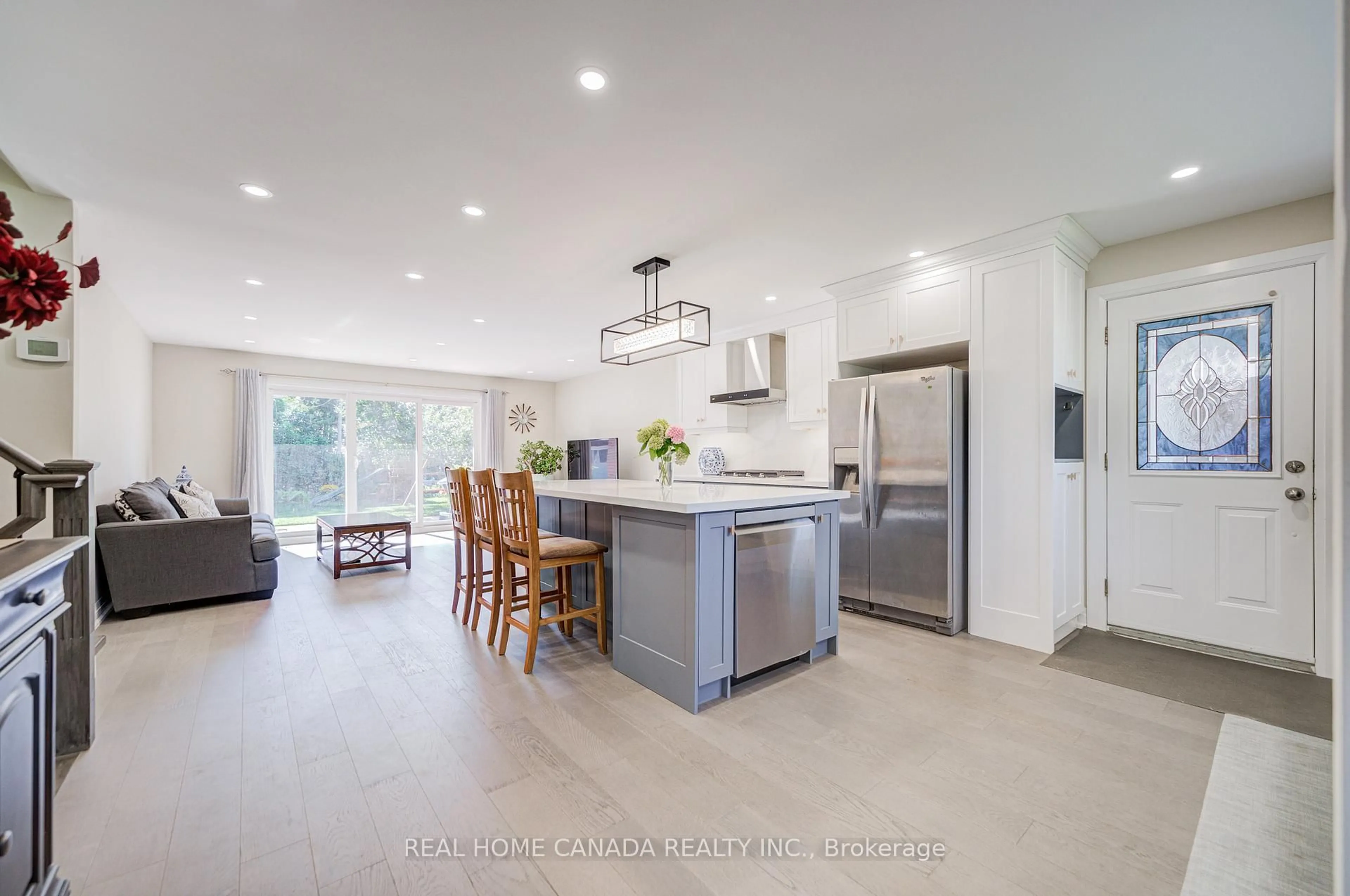 Open concept kitchen, ceramic/tile floor for 29 Ellesboro Dr, Mississauga Ontario L5N 1C3