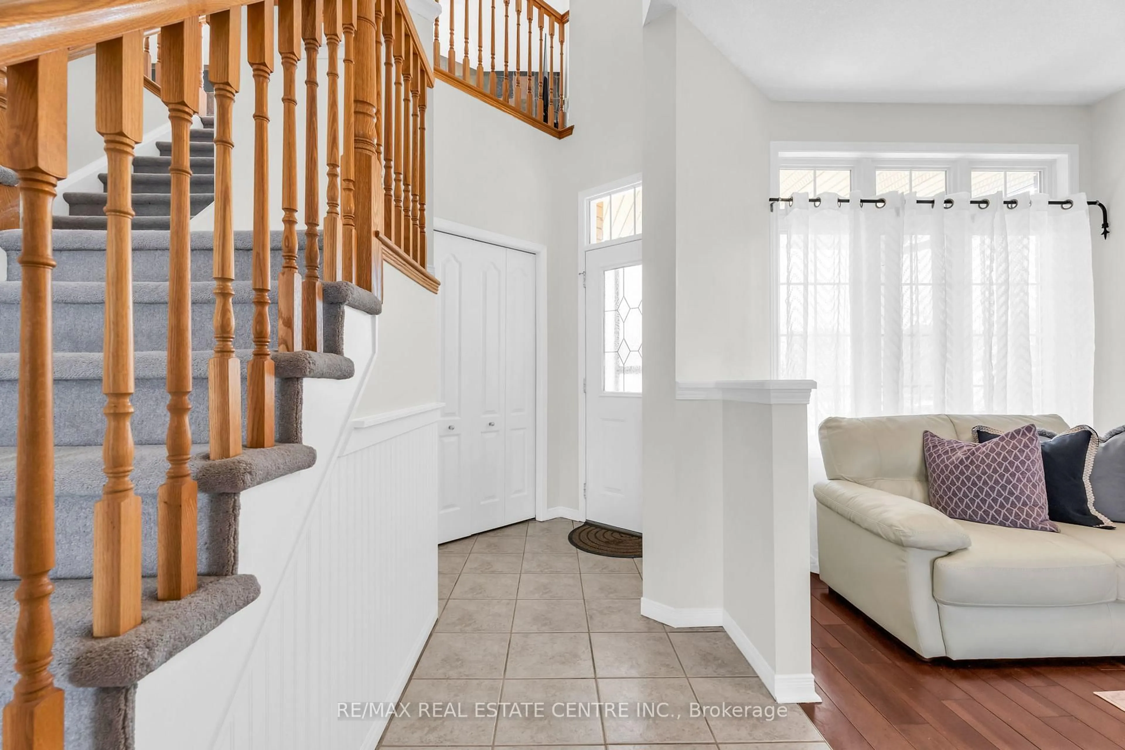 Indoor entryway for 27 Cameron Crt, Orangeville Ontario L9W 5G8