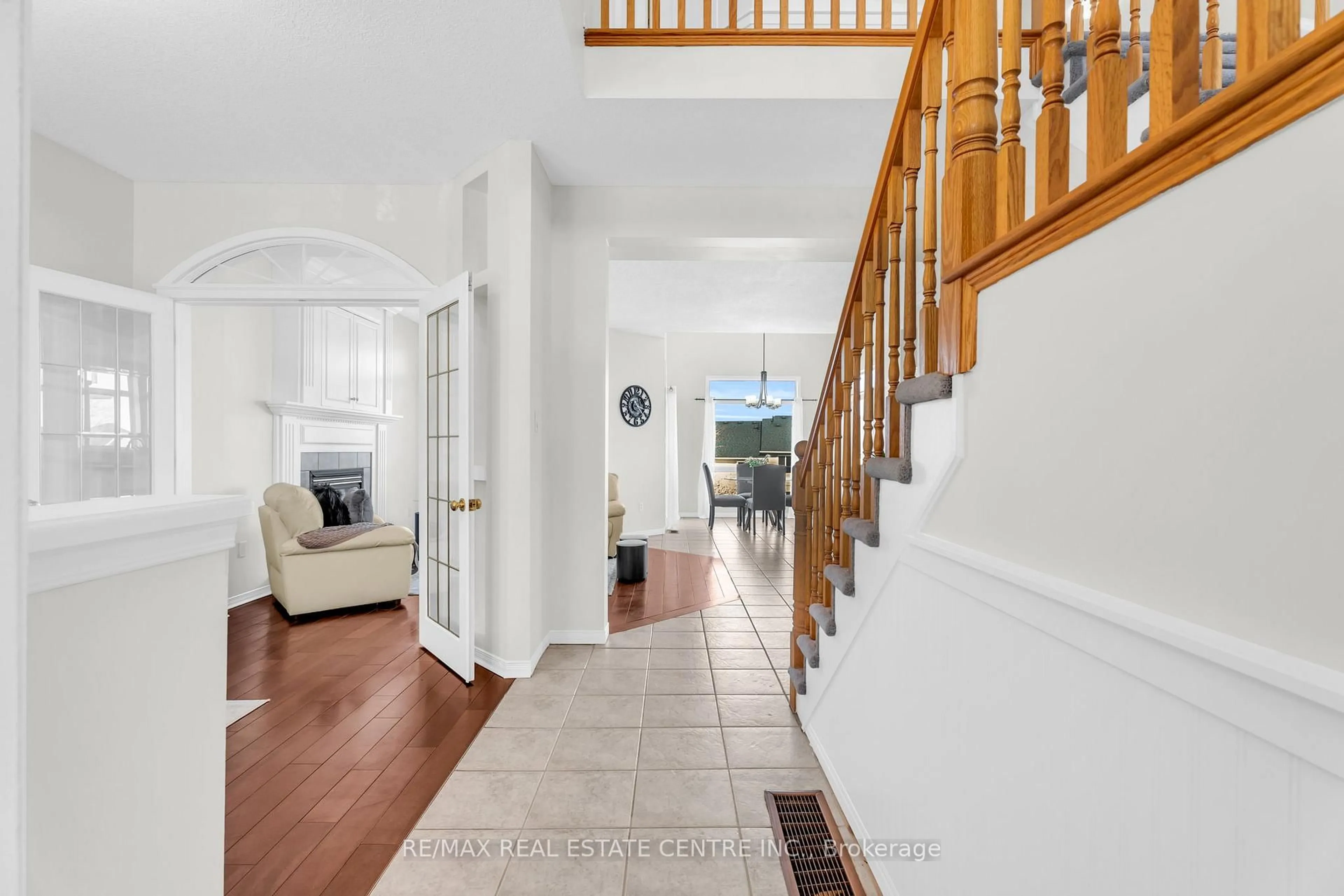 Indoor entryway for 27 Cameron Crt, Orangeville Ontario L9W 5G8