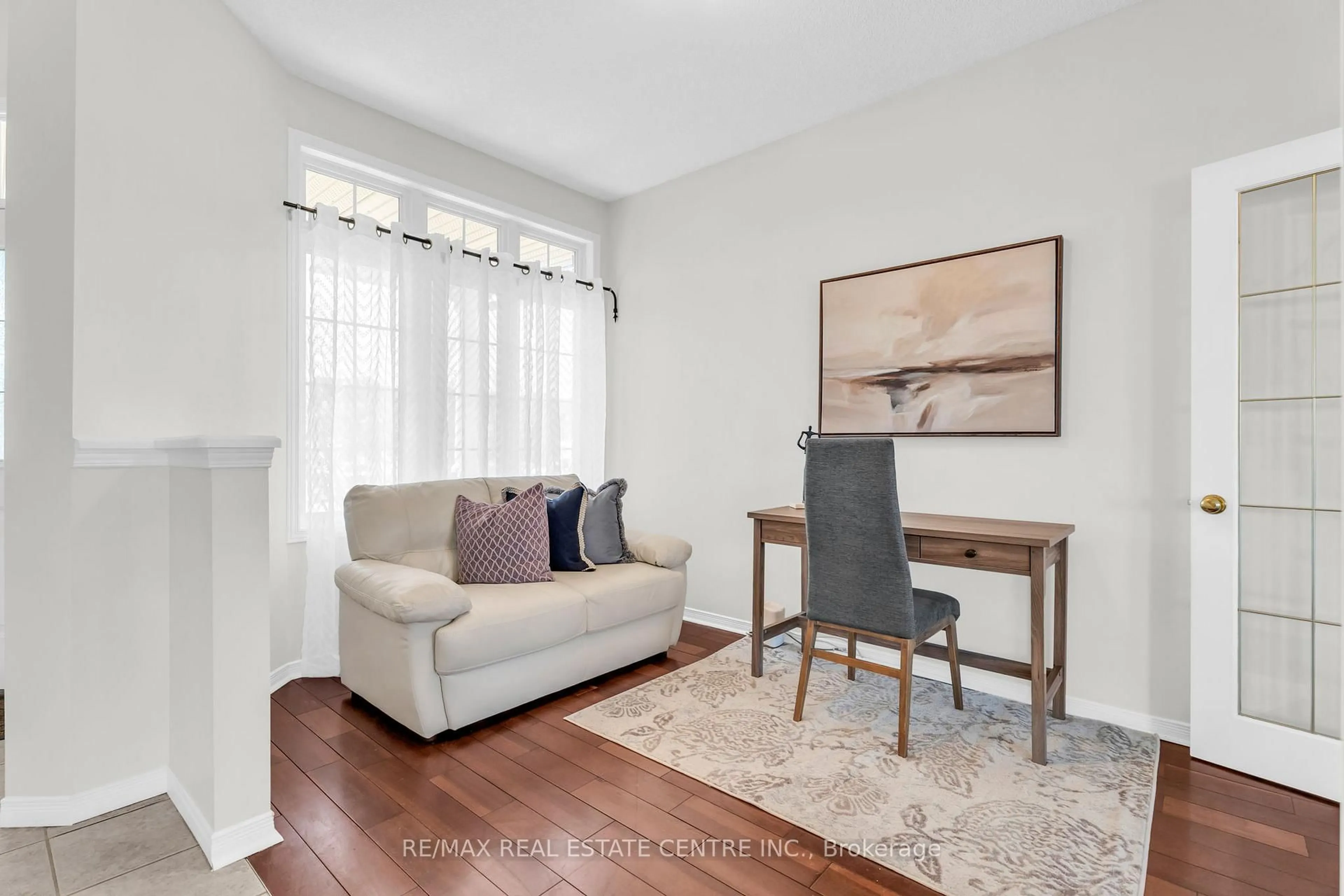 Living room with furniture, wood/laminate floor for 27 Cameron Crt, Orangeville Ontario L9W 5G8