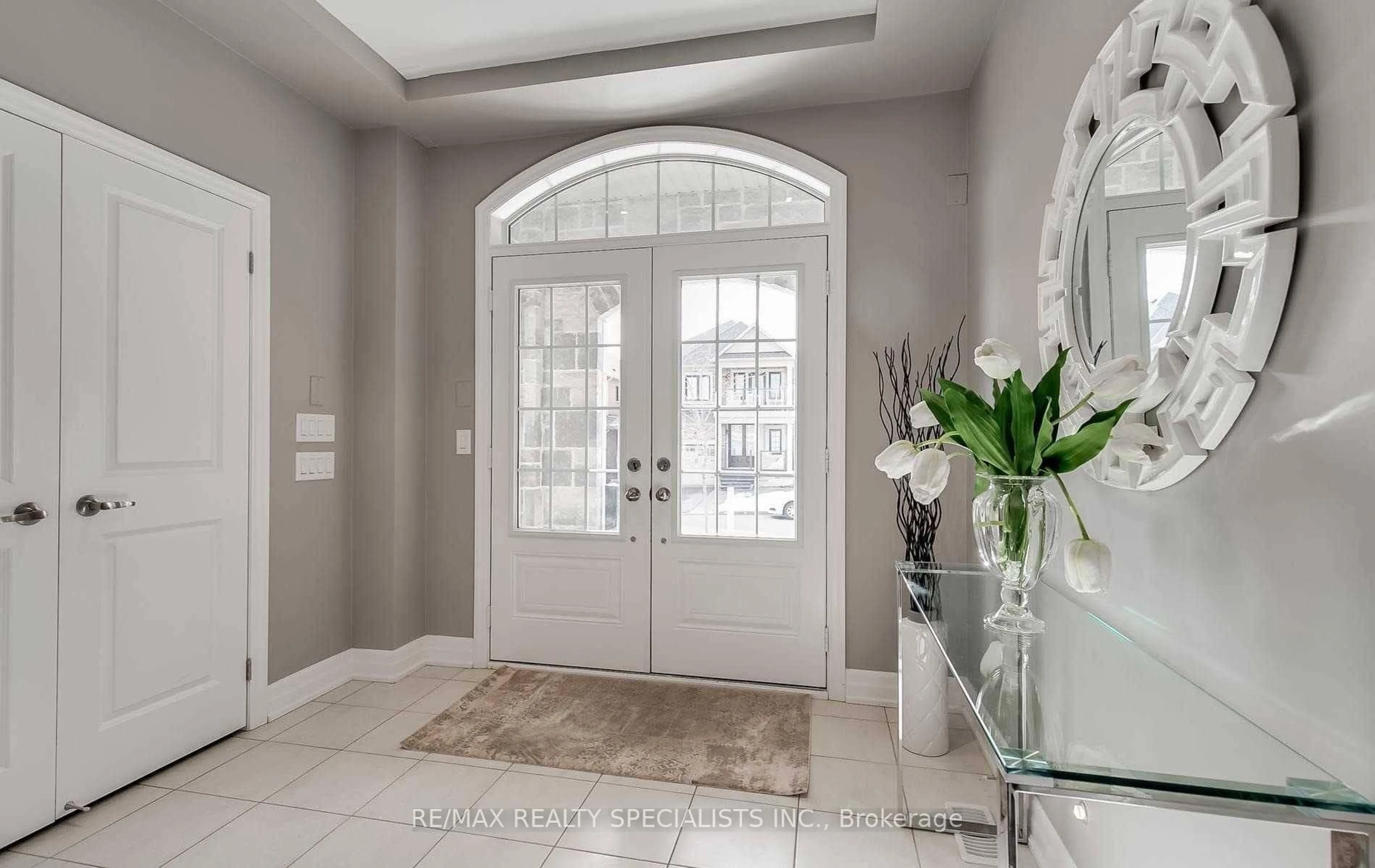Indoor entryway for 19 Dancing Waters Rd, Brampton Ontario L6Y 6B5