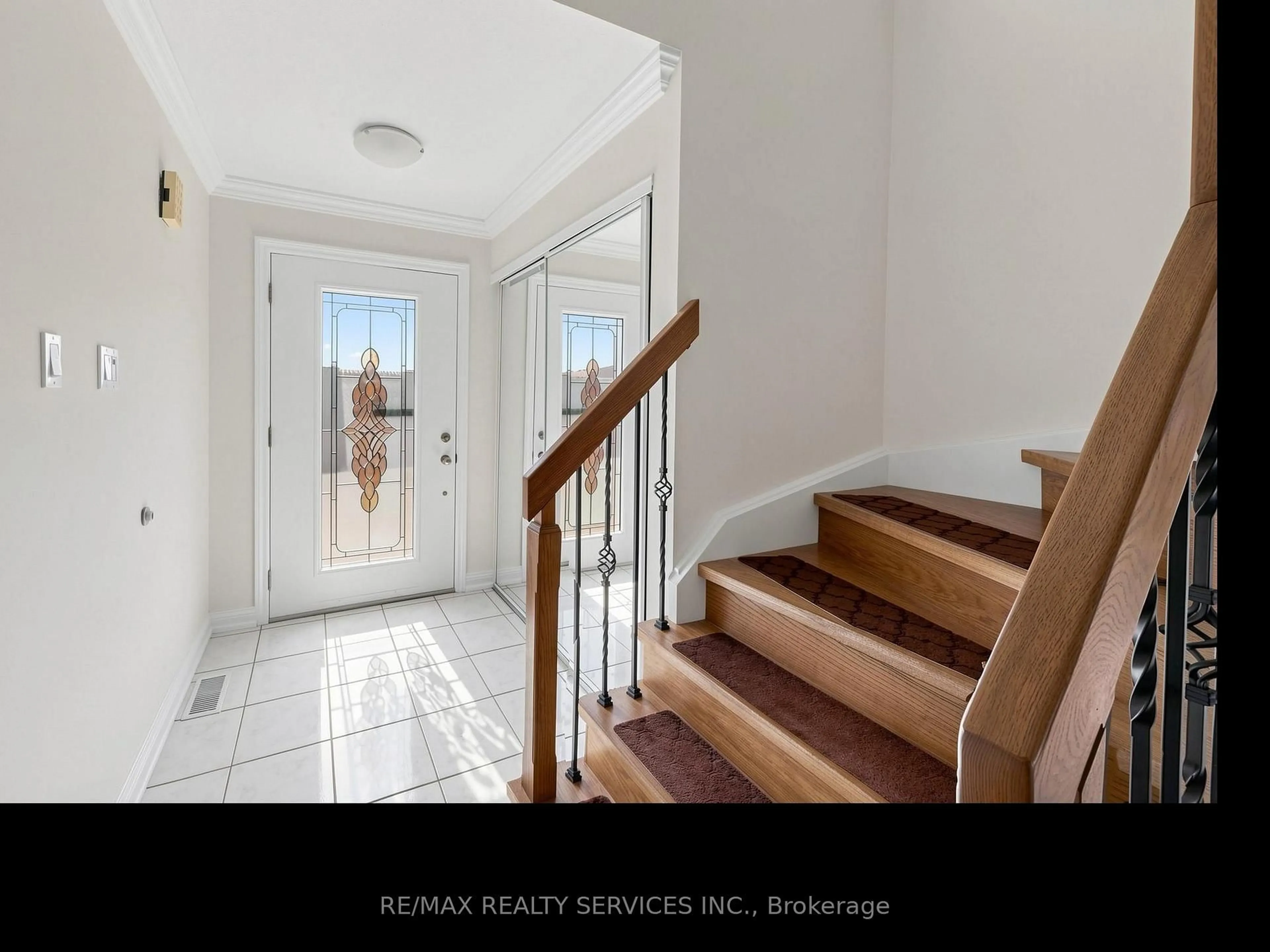 Indoor entryway for 72 Nantucket Cres, Brampton Ontario L6S 3X5