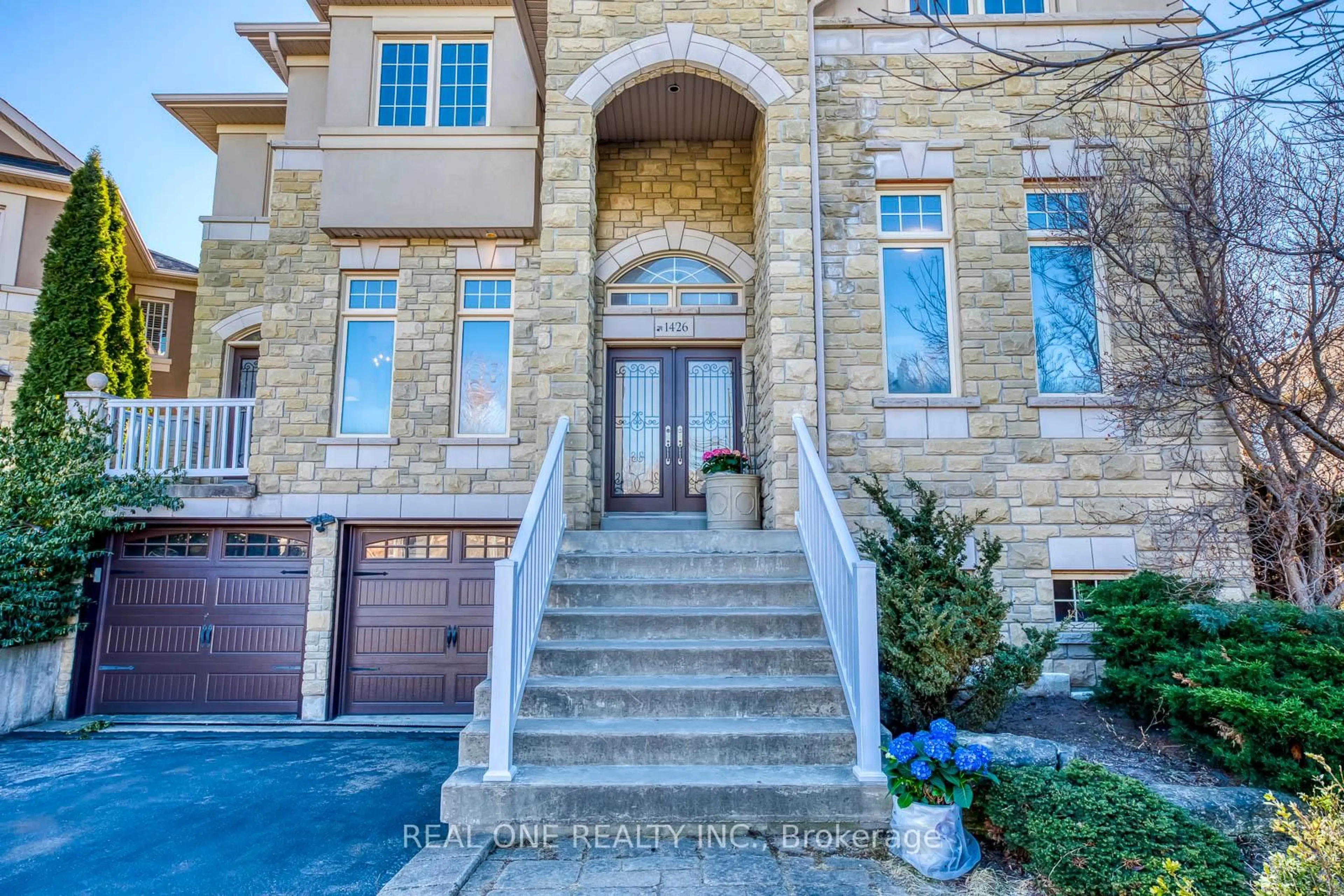 Home with brick exterior material, street for 1426 Redwing Crt, Oakville Ontario L6M 5E6
