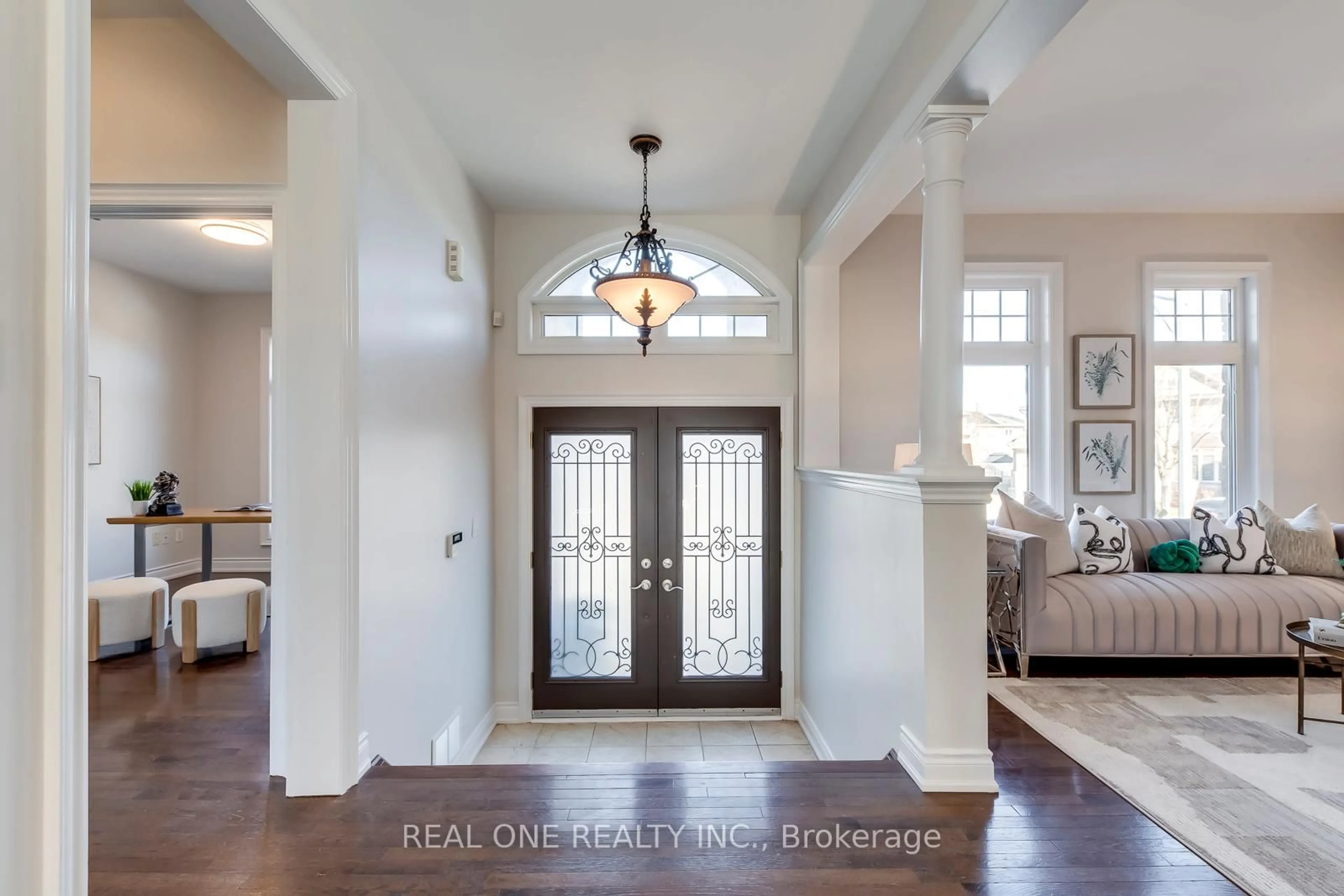 Indoor entryway for 1426 Redwing Crt, Oakville Ontario L6M 5E6