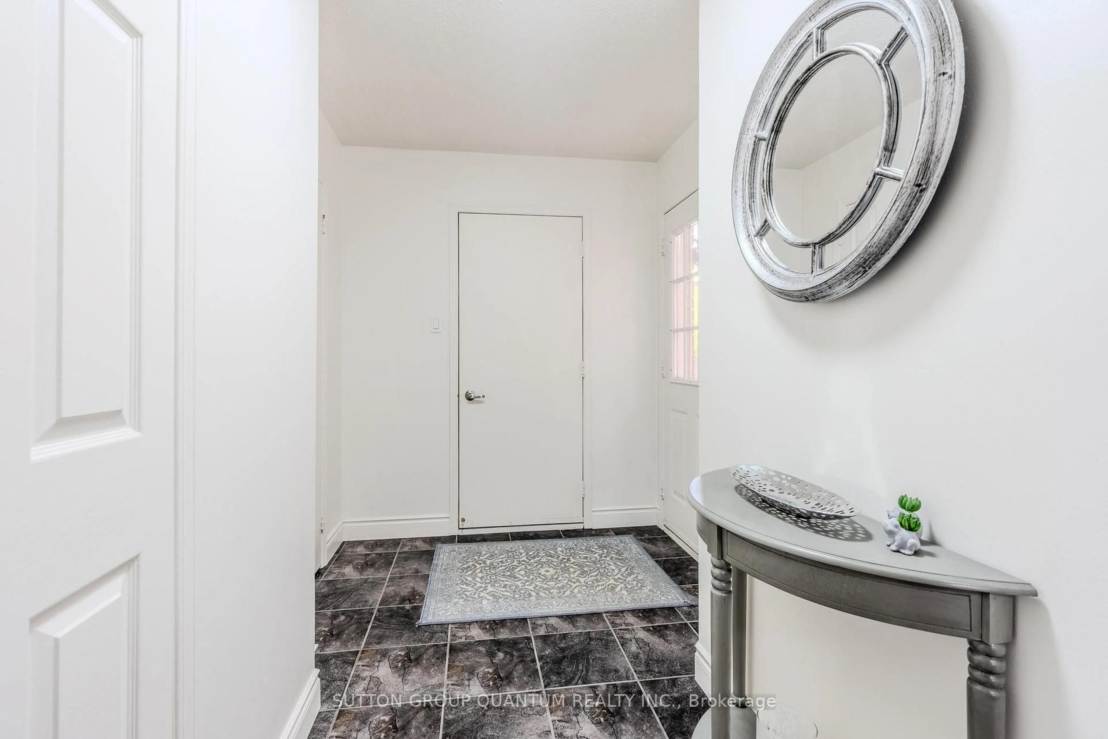 Indoor entryway for 1237 Blackburn Dr, Oakville Ontario L6M 2W5