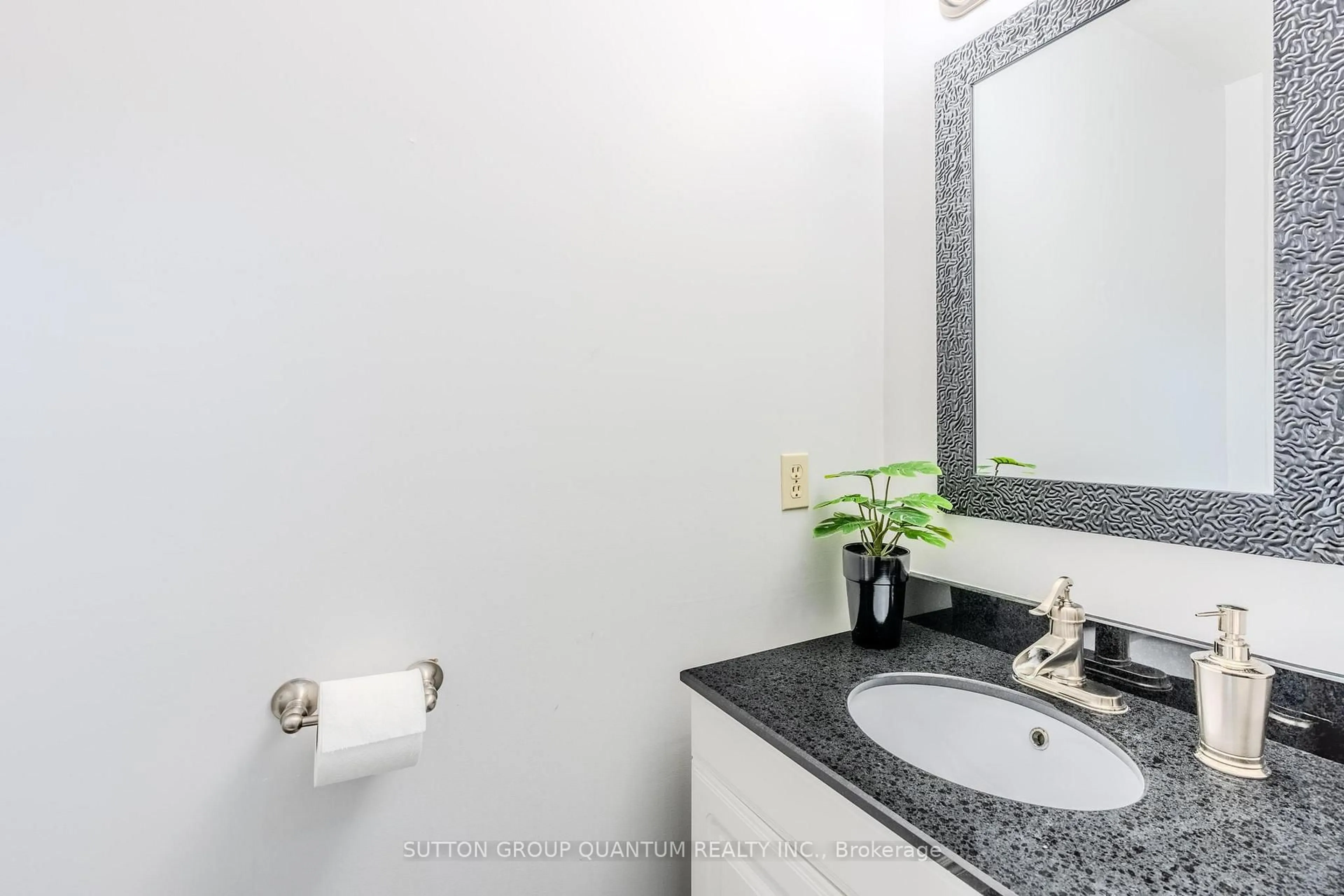 Standard bathroom, ceramic/tile floor for 1237 Blackburn Dr, Oakville Ontario L6M 2W5