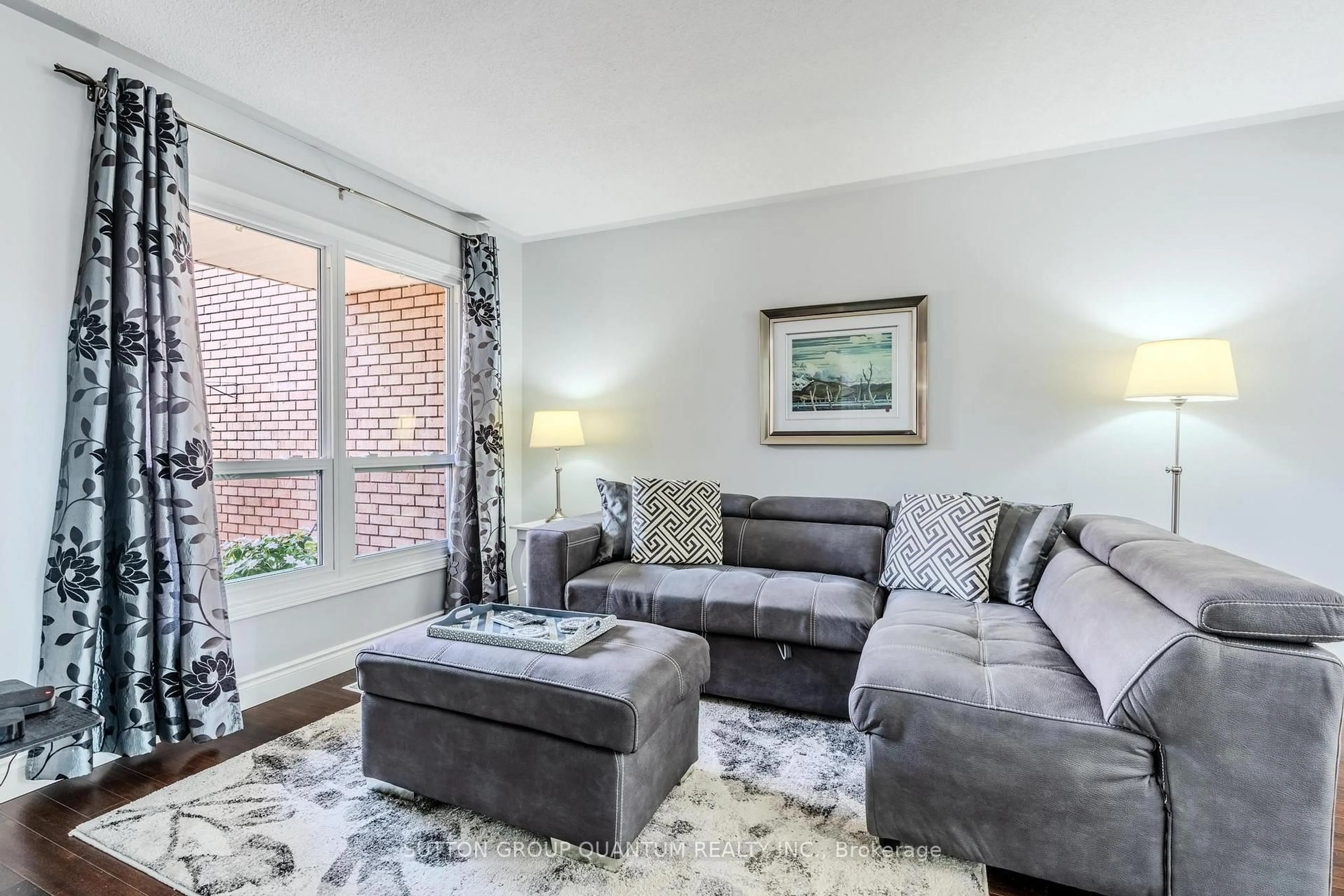 Living room with furniture, unknown for 1237 Blackburn Dr, Oakville Ontario L6M 2W5