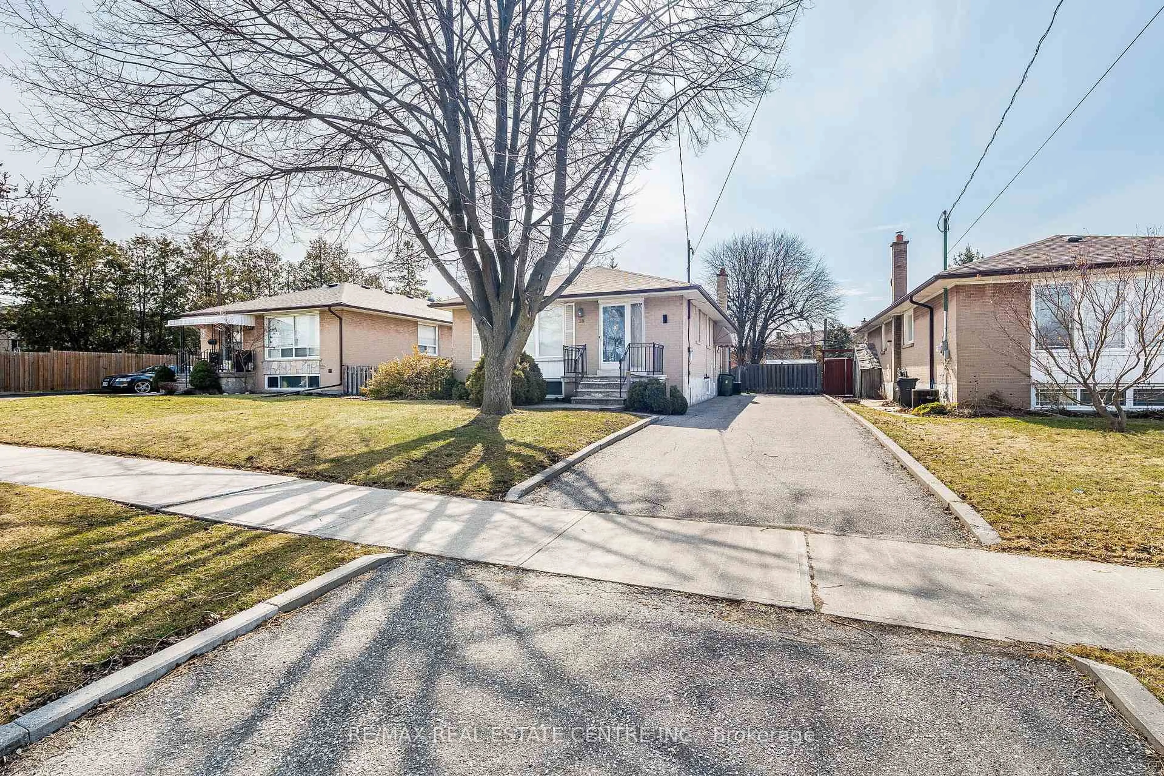 A pic from outside/outdoor area/front of a property/back of a property/a pic from drone, street for 39 Bradstock Rd, Toronto Ontario M9M 1M9