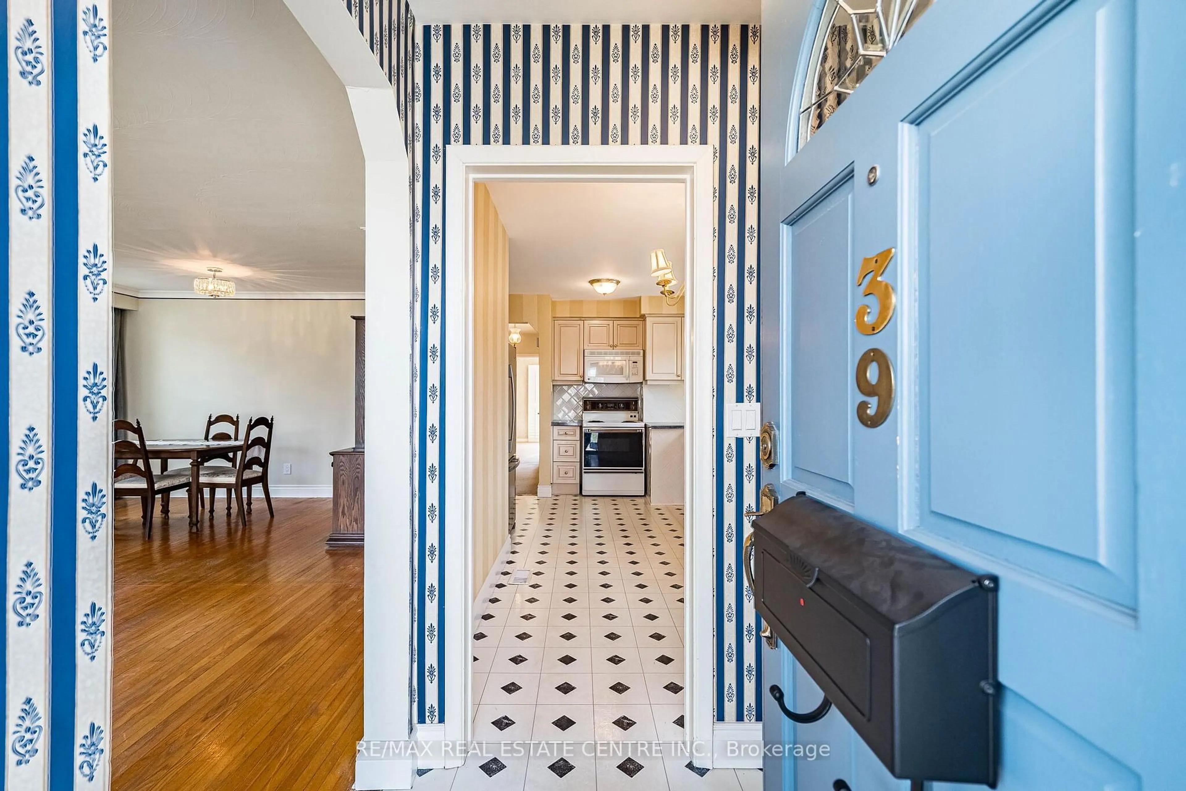 Indoor entryway for 39 Bradstock Rd, Toronto Ontario M9M 1M9