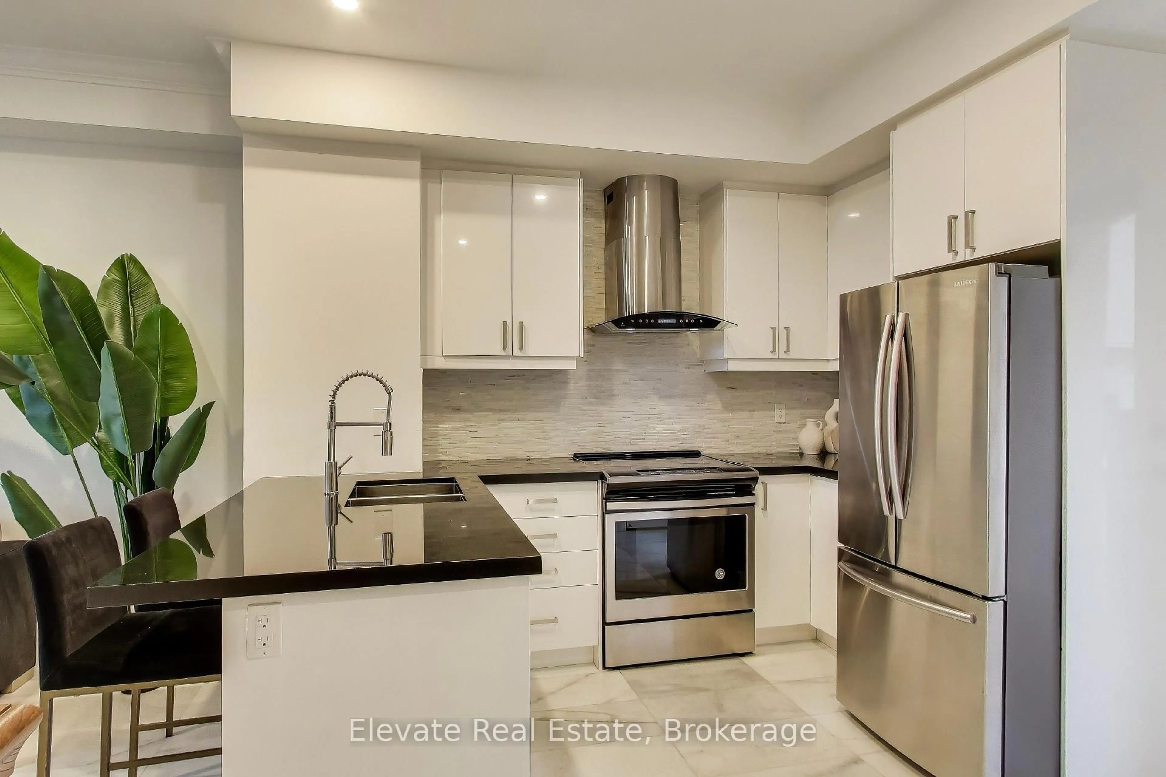 Unknown for 3083 Cawthra Rd #24, Mississauga Ontario L4Y 3Y5