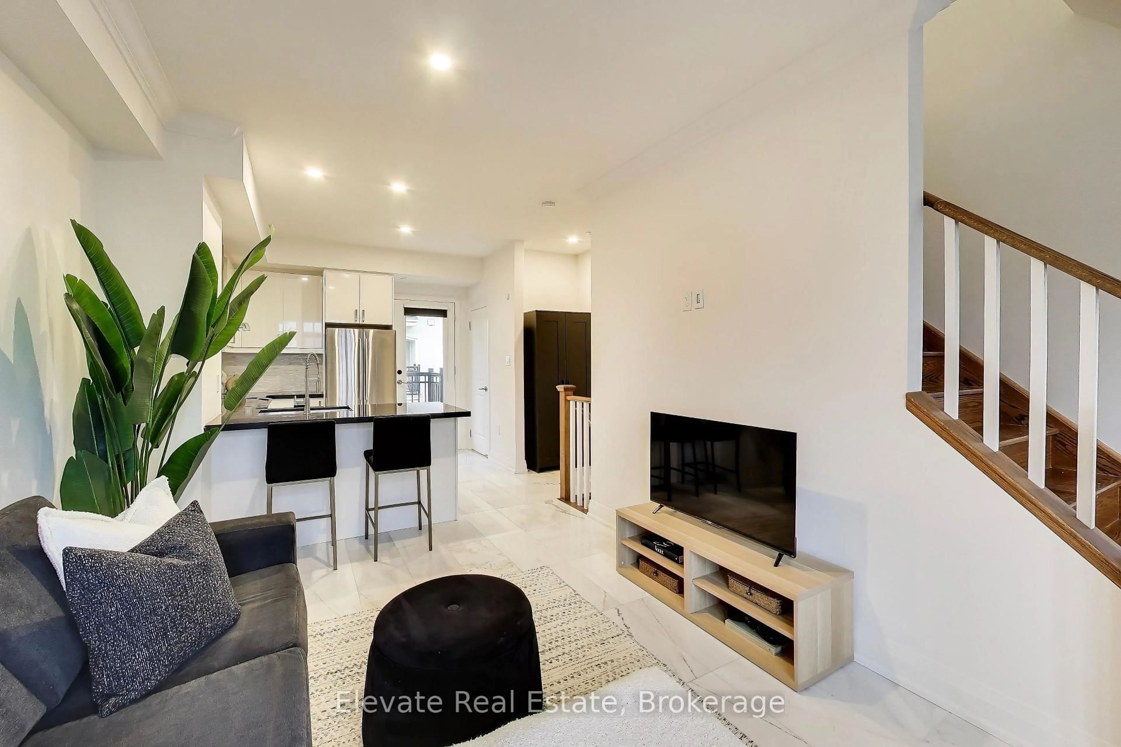 Living room with furniture, unknown for 3083 Cawthra Rd #24, Mississauga Ontario L4Y 3Y5