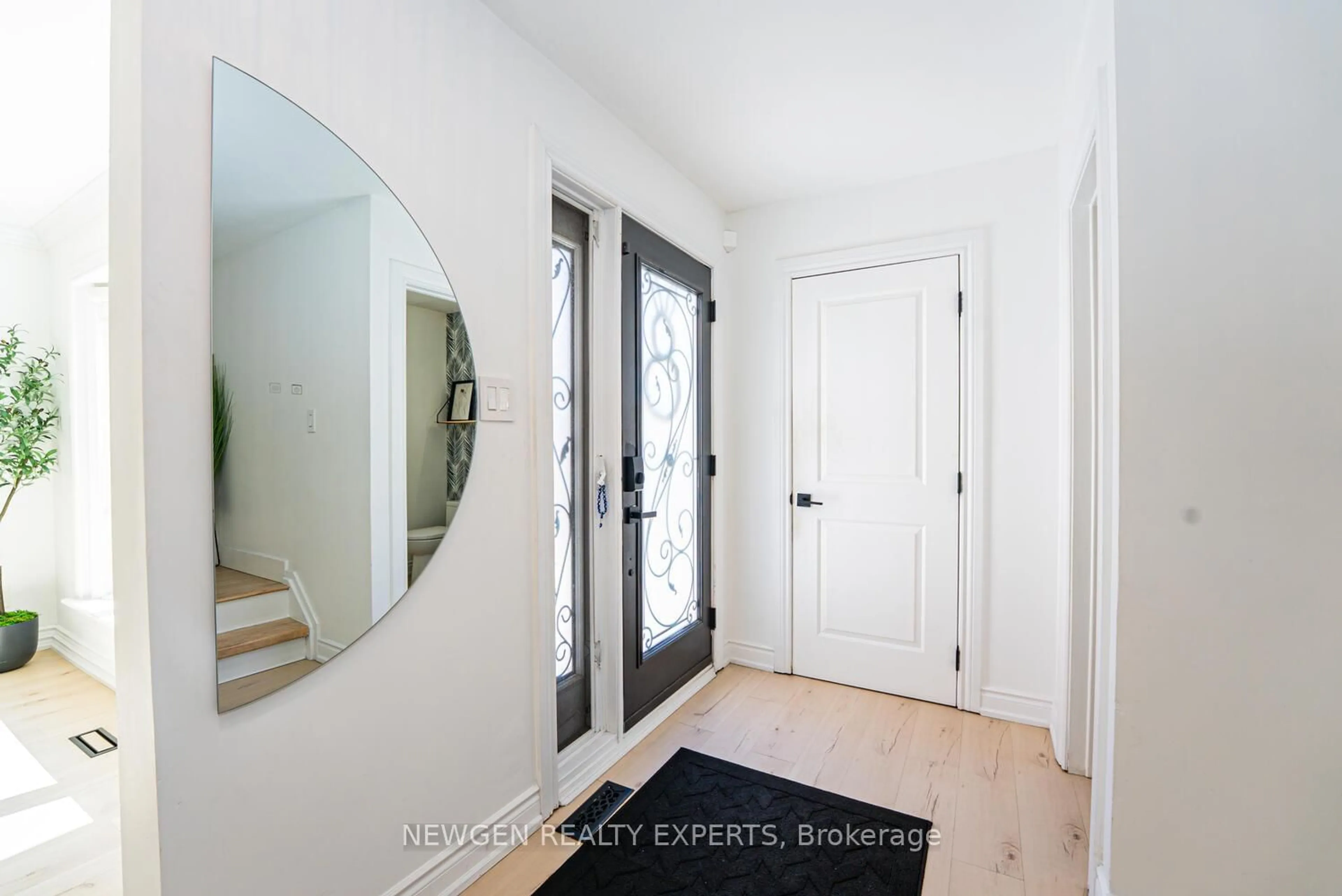 Indoor entryway for 19 Stillwater Cres, Brampton Ontario L6X 3K6