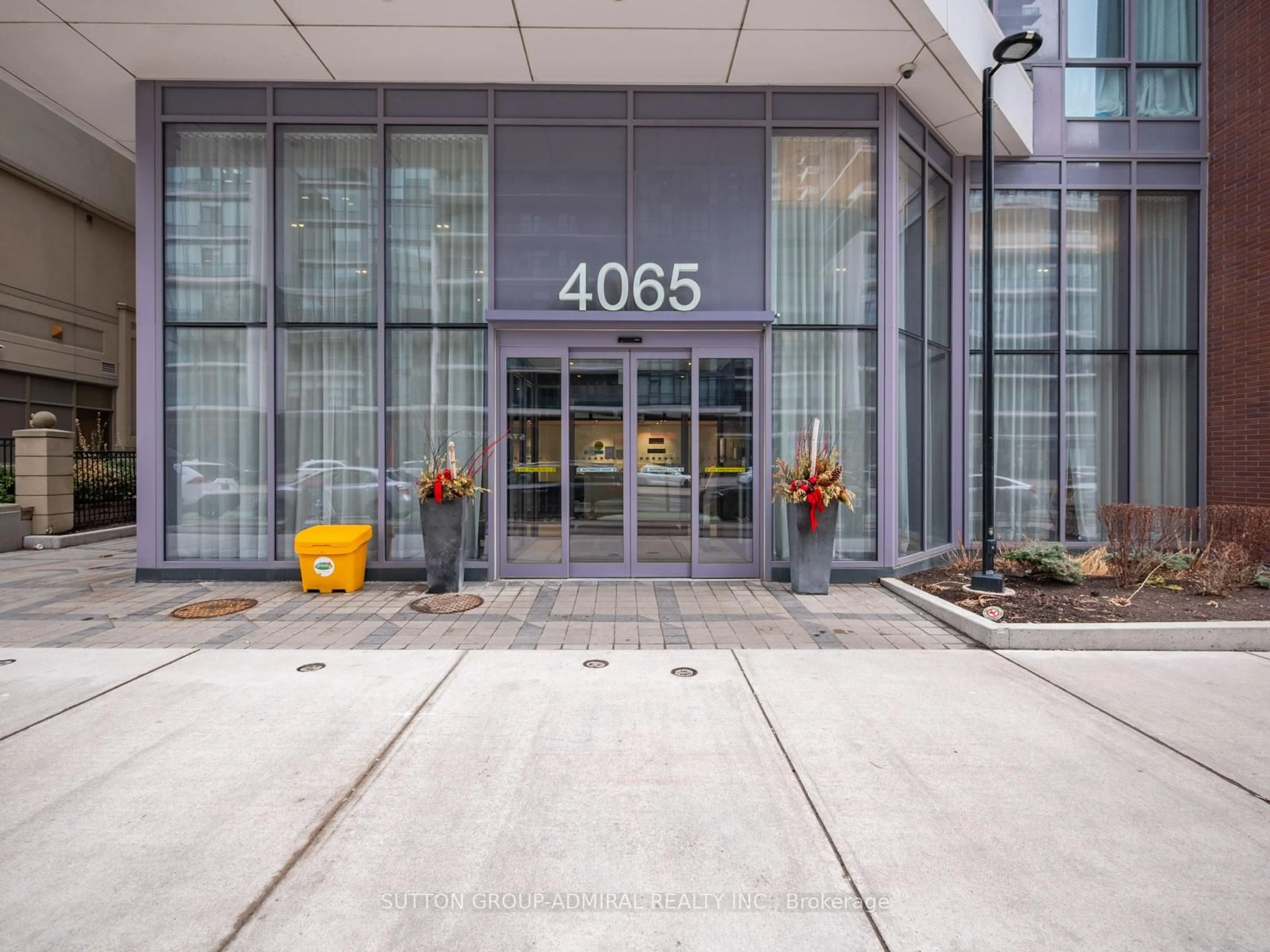 Indoor foyer for 4065 Confederation Pkwy #3209, Mississauga Ontario L5B 4N1