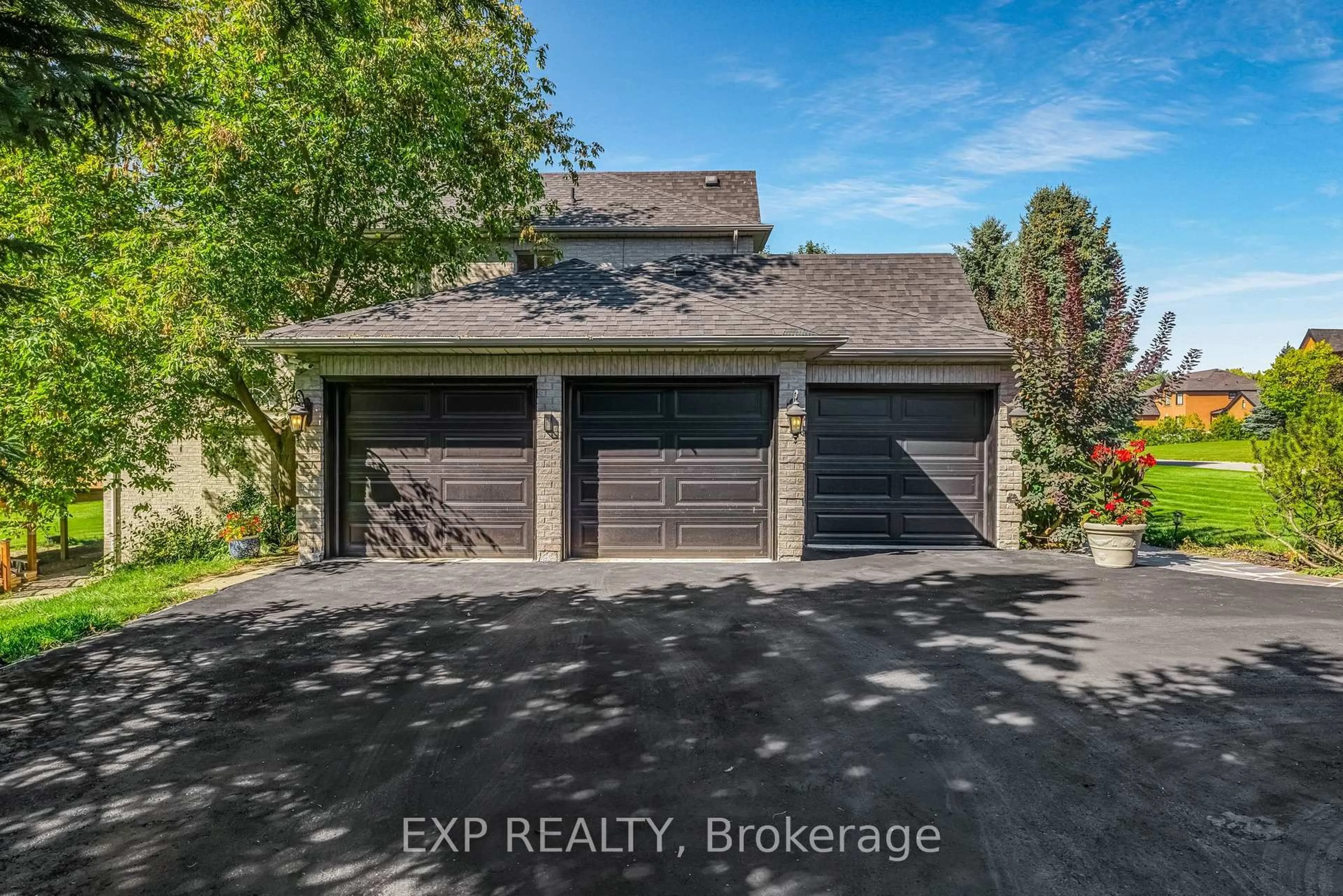 Indoor garage for 6 Golfway Crt, Caledon Ontario L7E 0B3