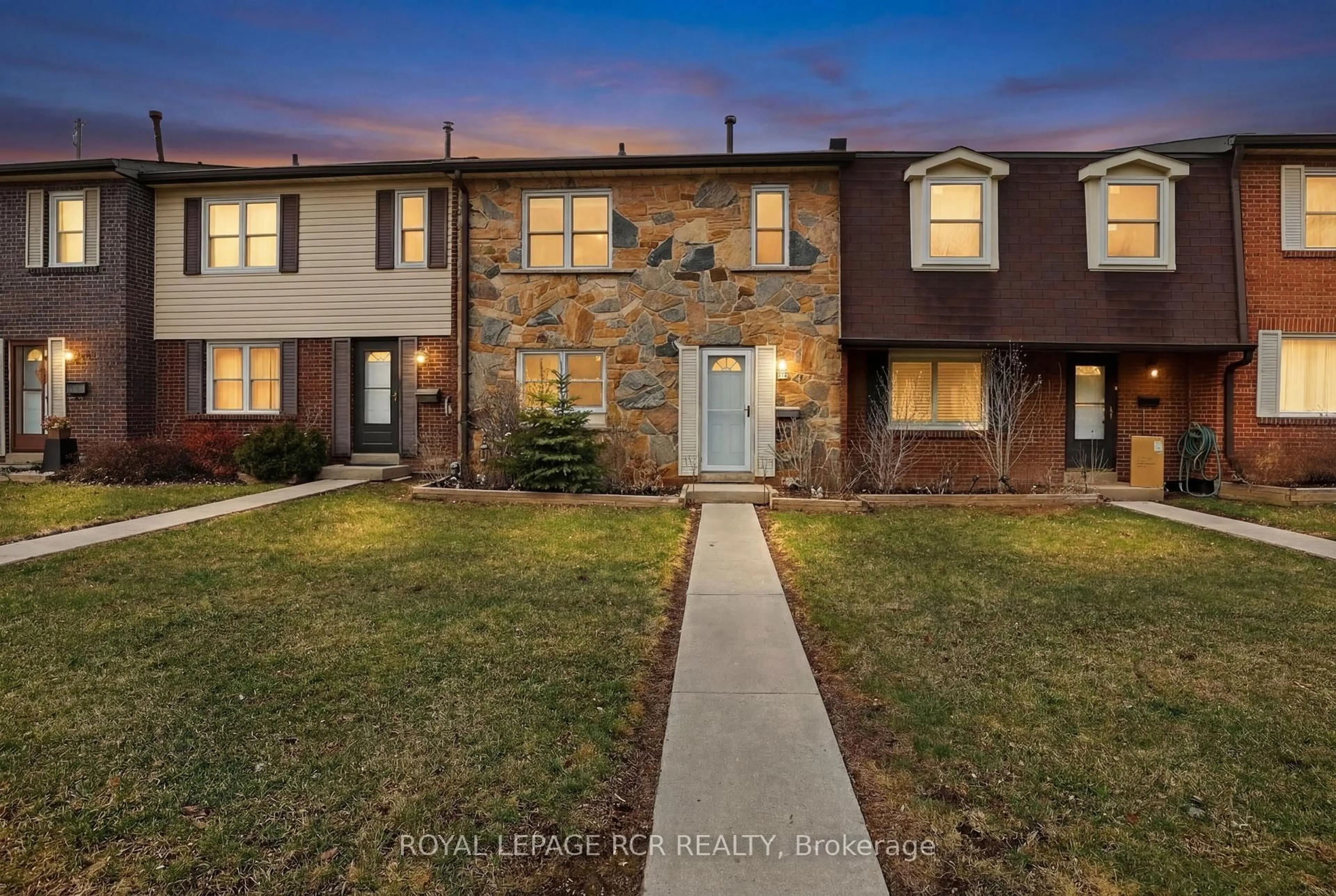 Unknown for 2825 Gananoque Dr #12, Mississauga Ontario L5N 1V6